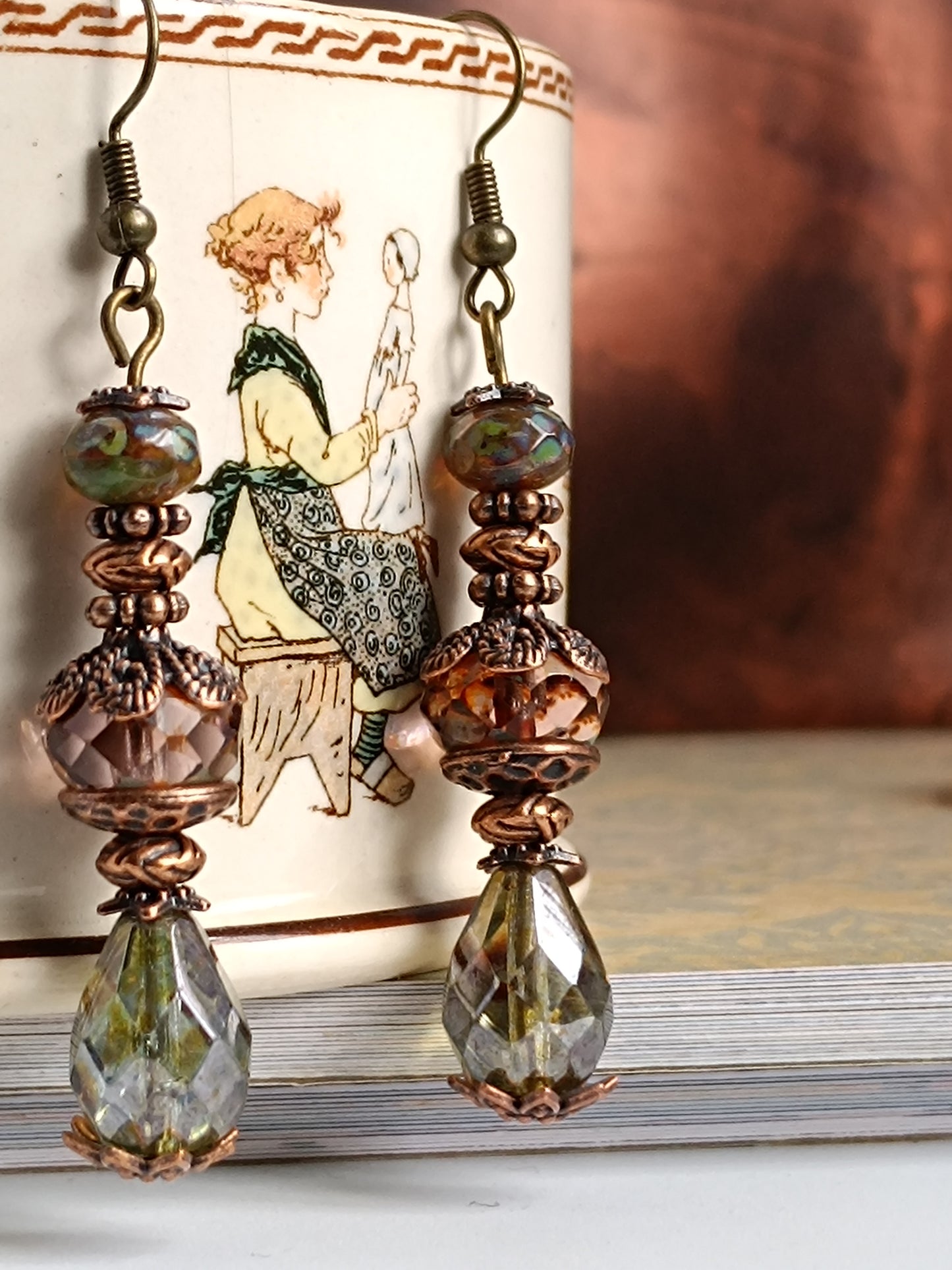 Boucles d'oreilles pendantes artisanales , Verre tchèque Picasso, perles facettées roses & métal bronze/cuivre filigrané