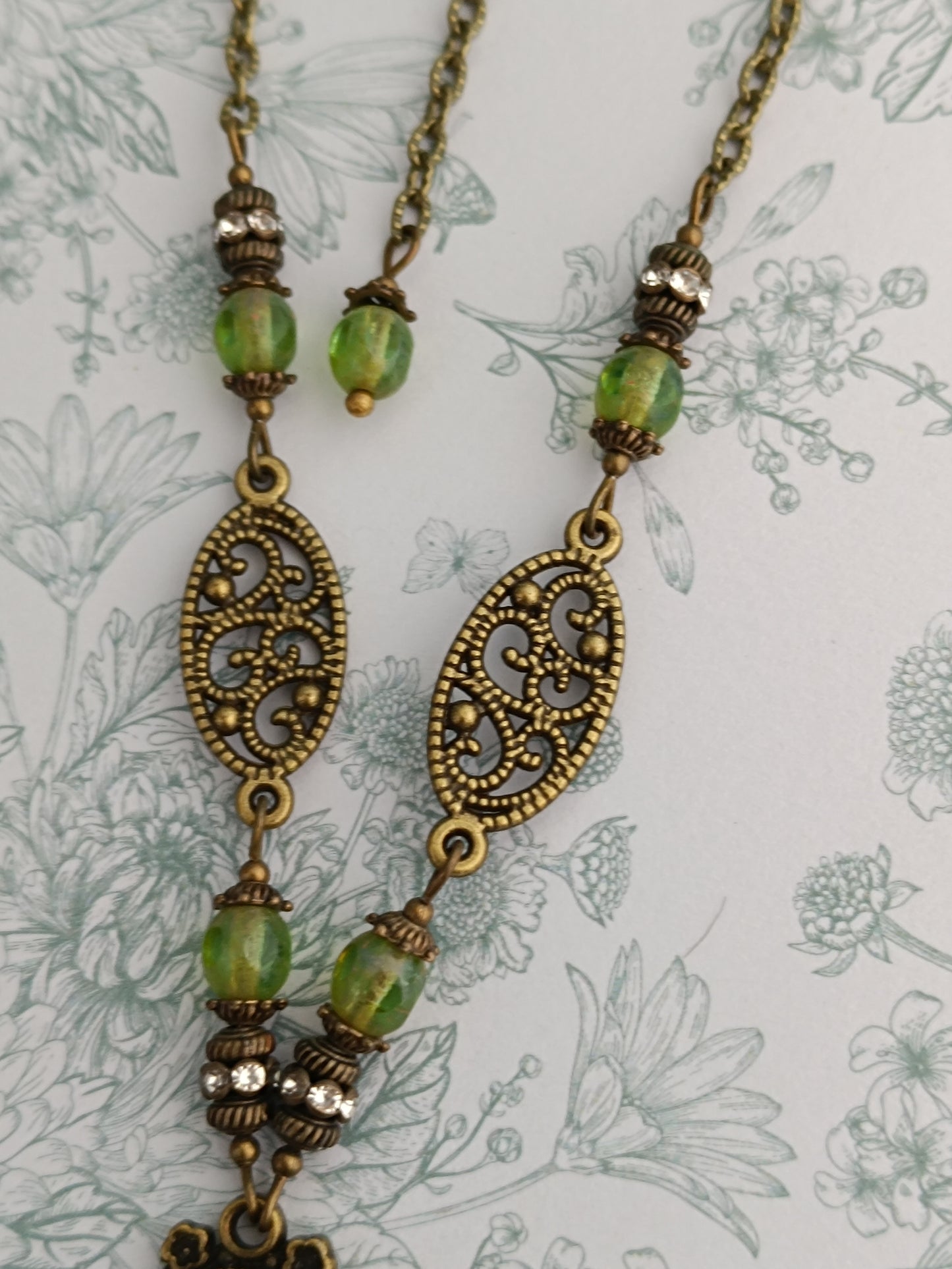 Collier Fillette et Plante Carnivore - Cabochon Unique
