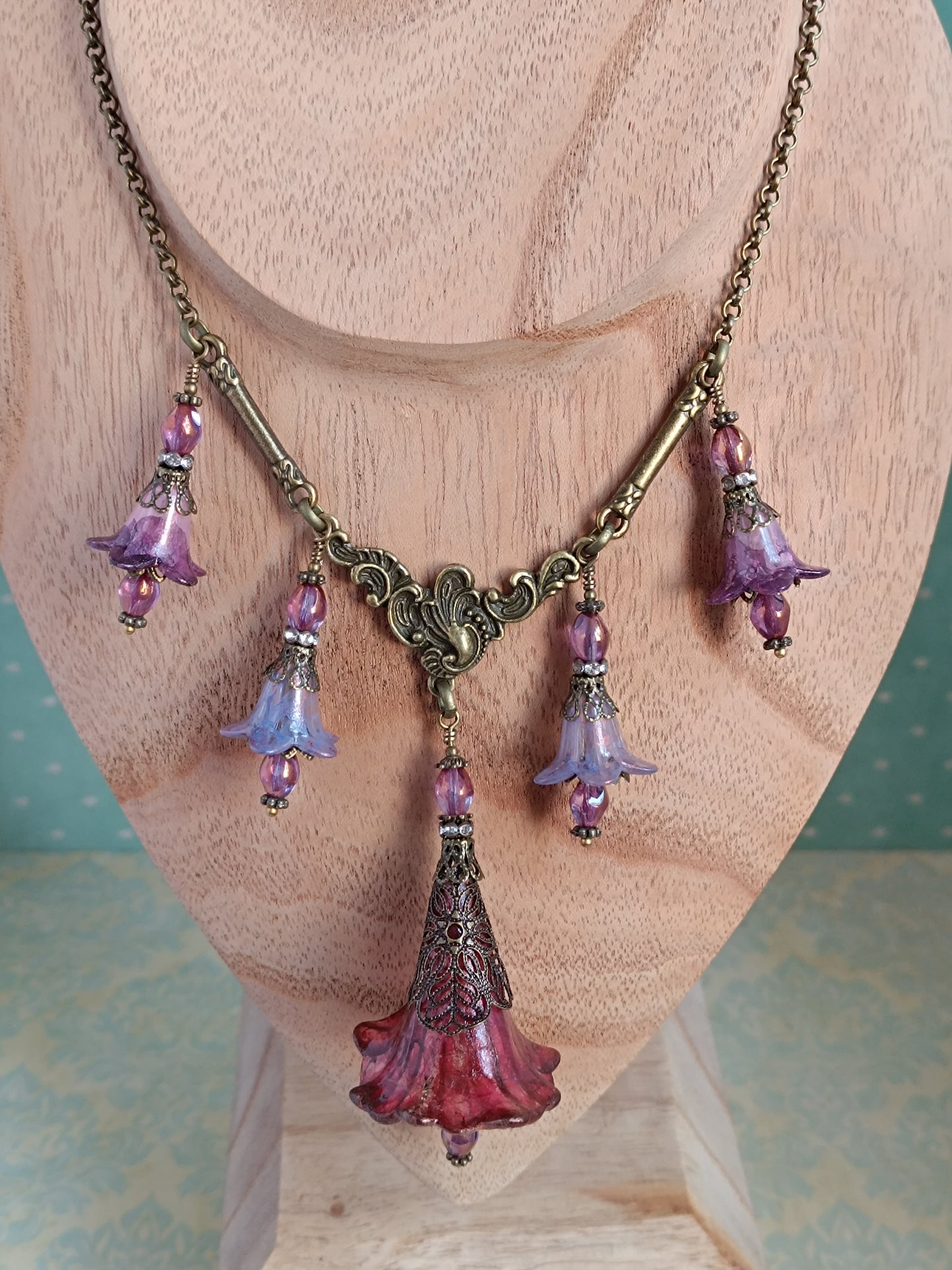 Rêveries Florales Collier fairycore romantique en bronze antique, fleurs lucite peintes main, perles lanternes verre tchèque