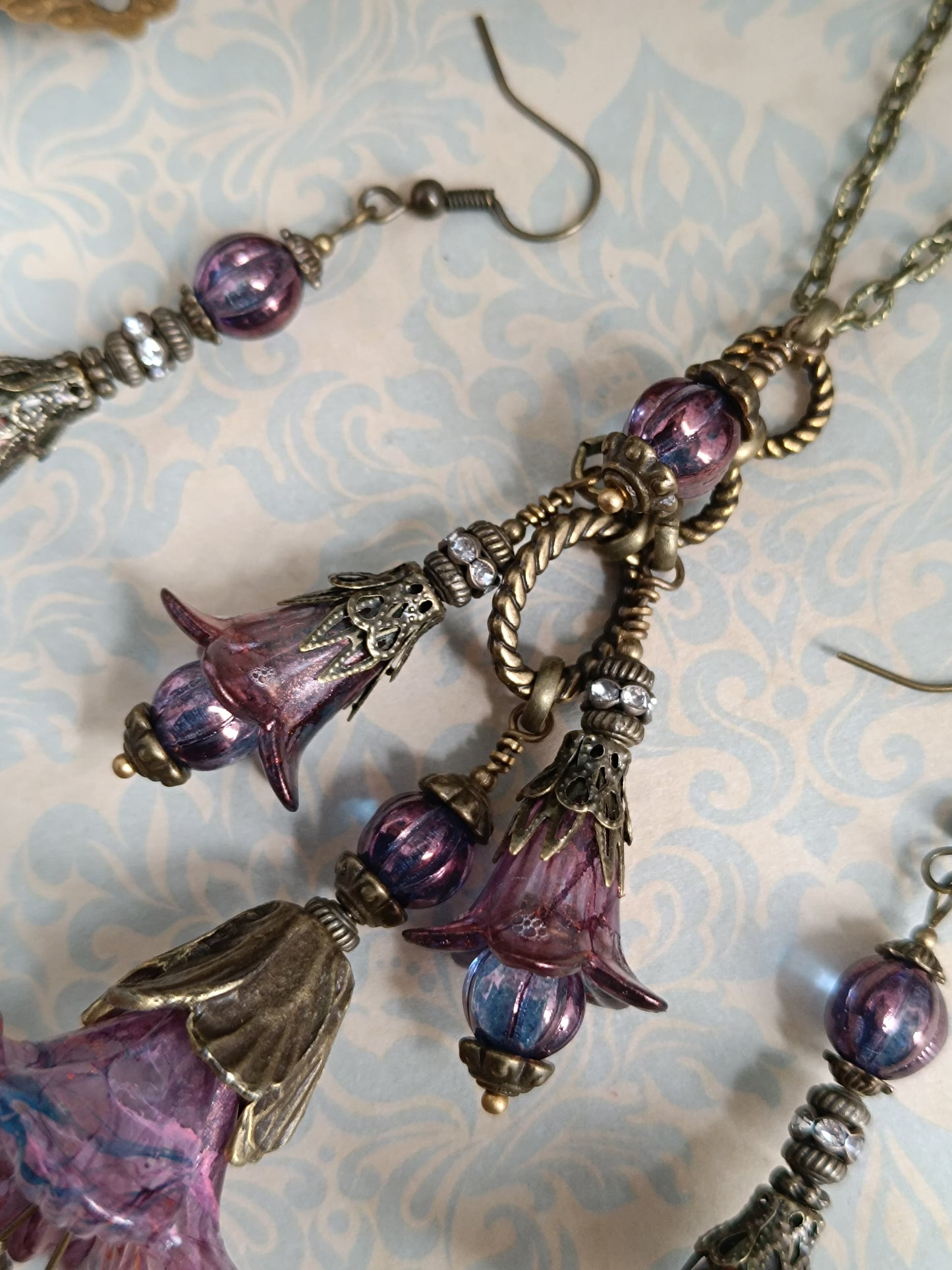 Parure “Fleurs Féeriques” – Collier & boucles d’oreilles assorties
