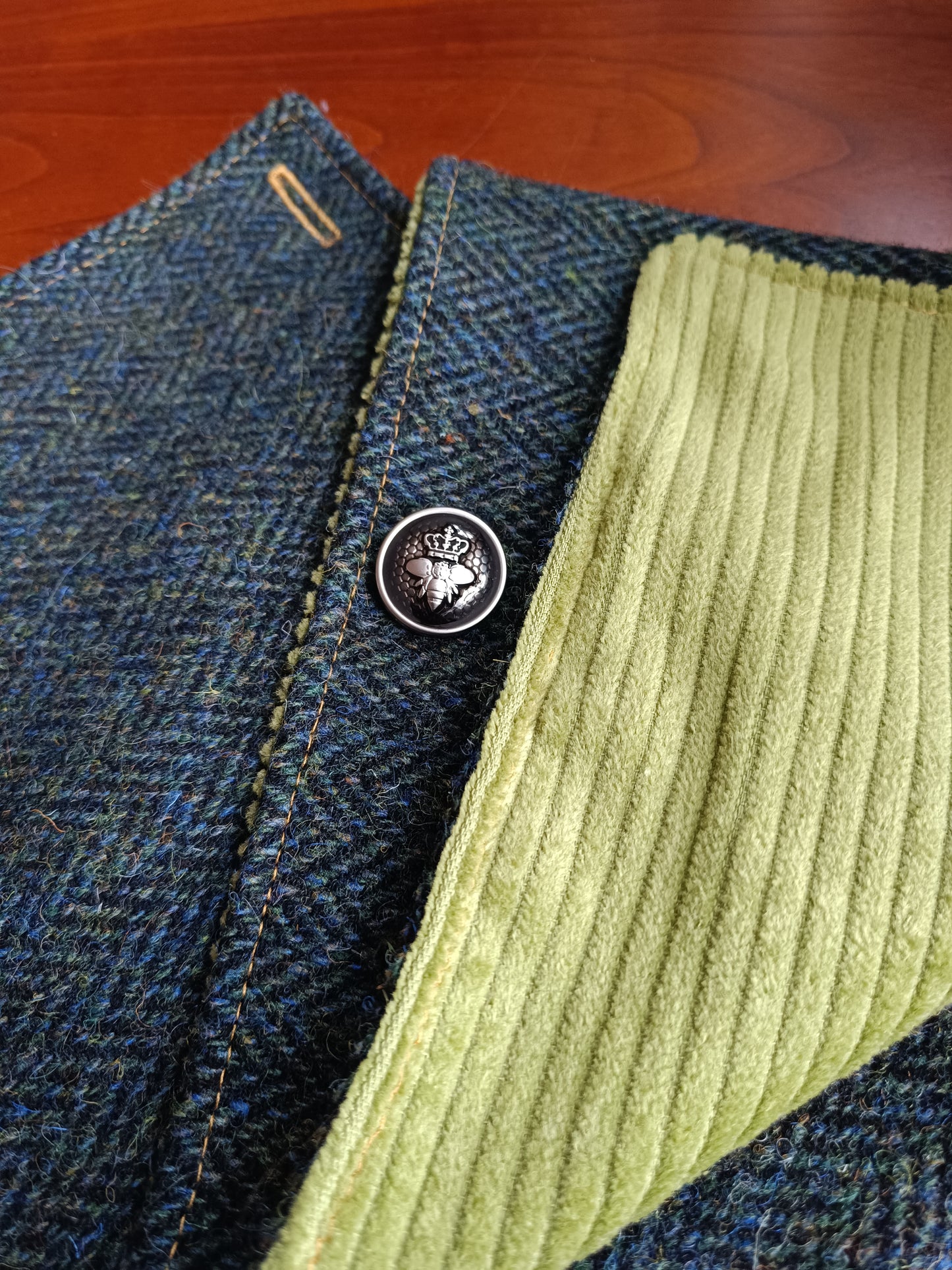 Tour de Cou en Tweed Celtique Doublé Velours – Style Affirmé et Esprit Rebelle bouton abeille
