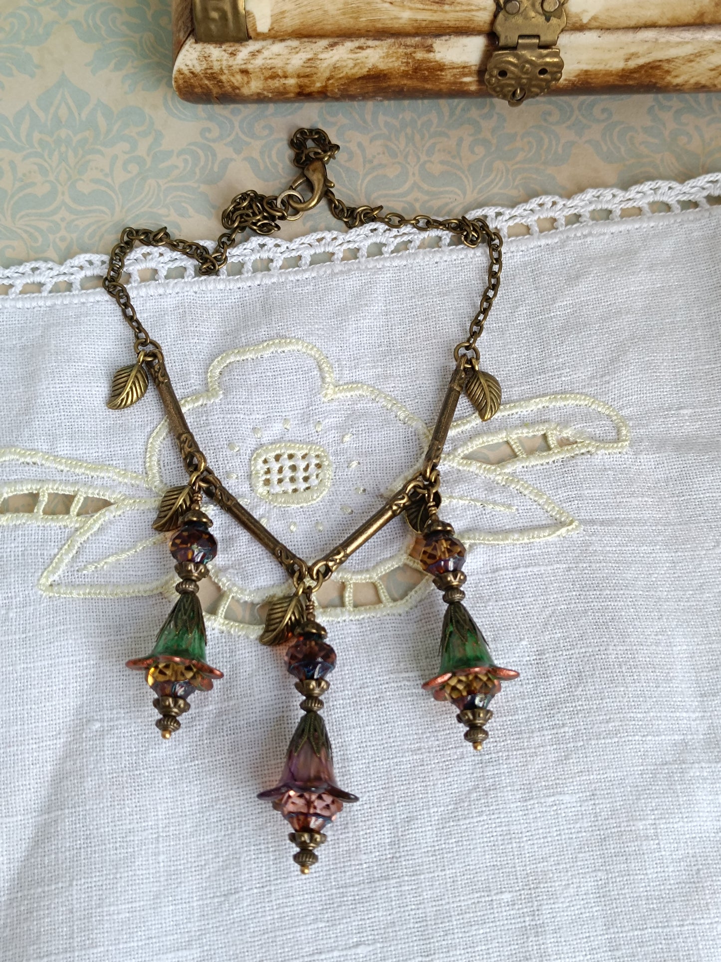 Collier Sous-Bois Enchanté - Fleurs Lucite et Feuillages Bronze