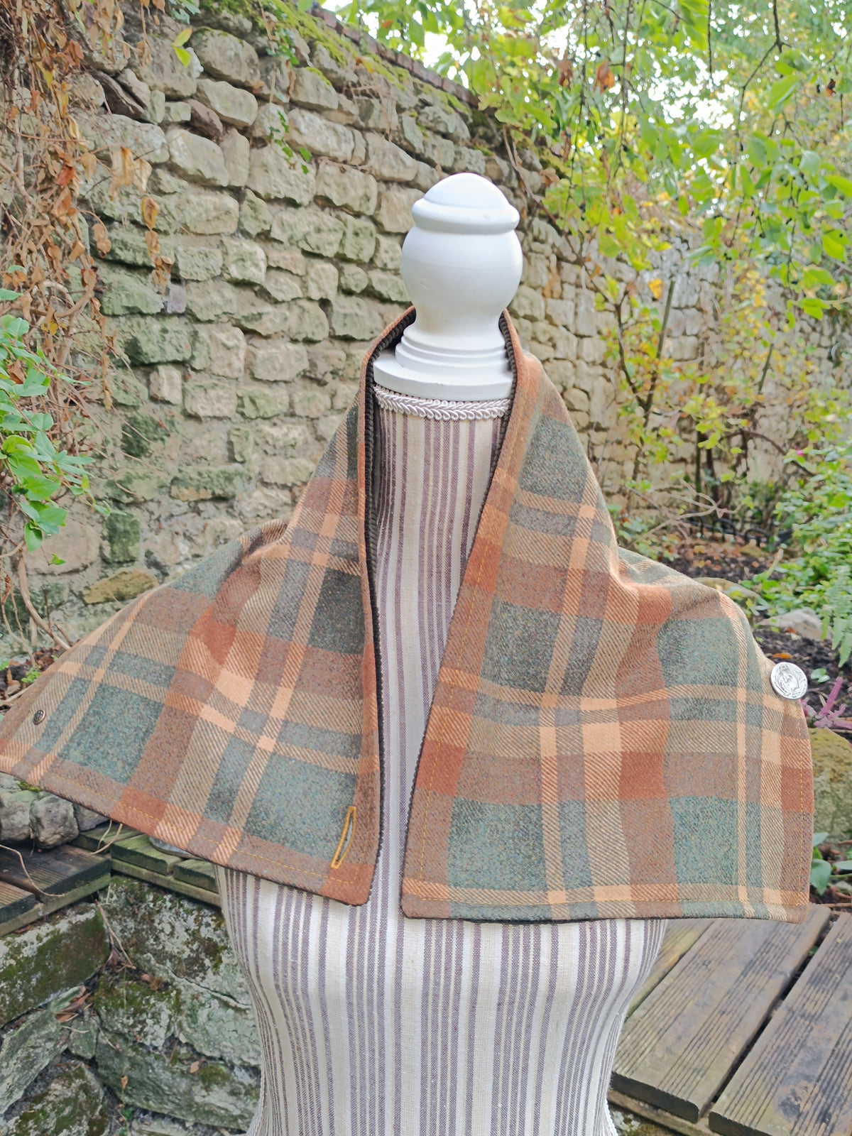 Tour de cou tartan écossais en laine et velours avec bouton dragon chimère