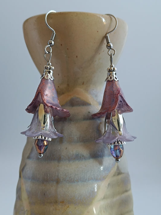 Boucles d'oreilles fleurs acrylique givrée, perles de verre tchèque, acier inoxydable