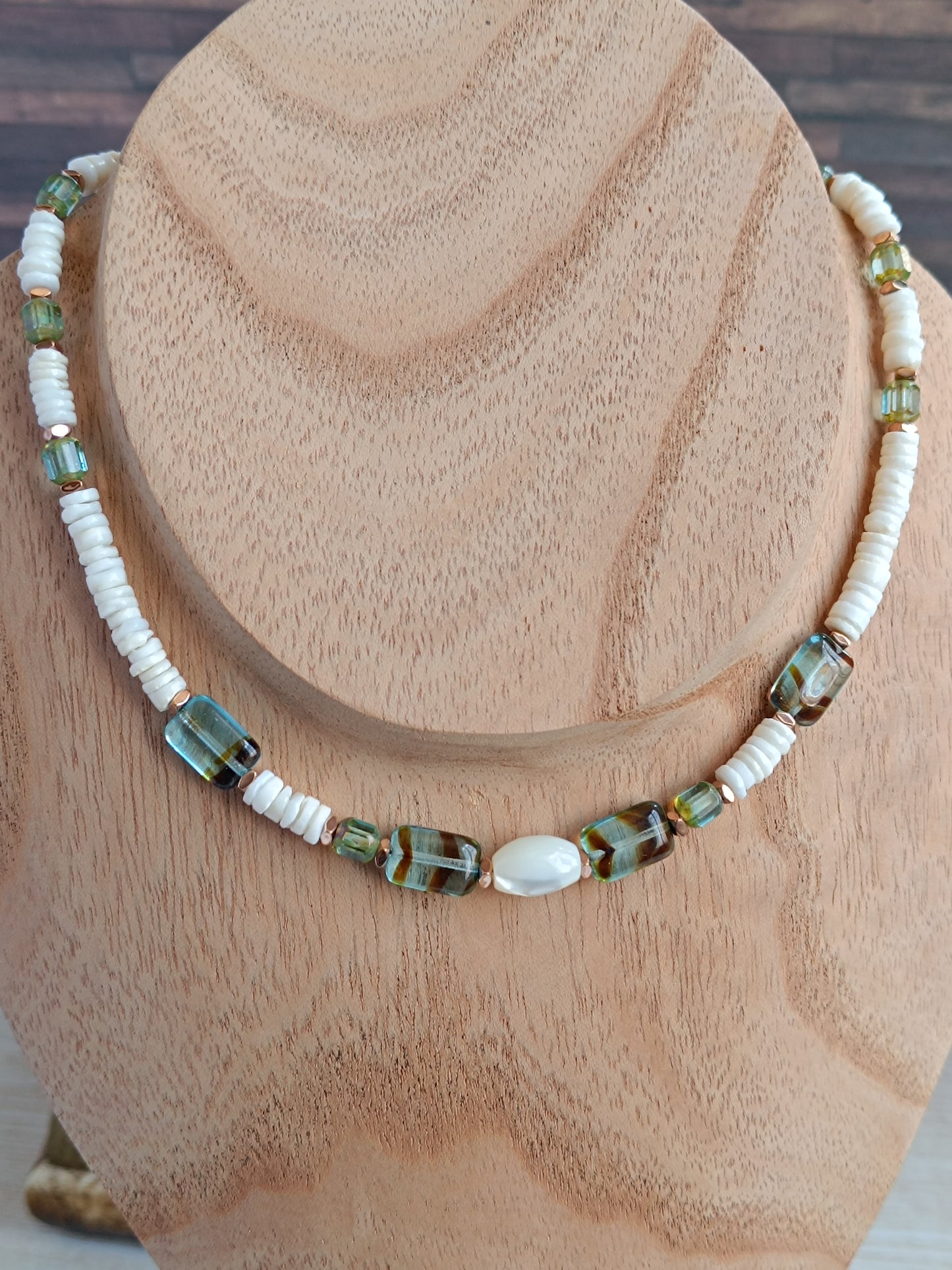Collier perles heishi coquillage, nacre et verre tchèque