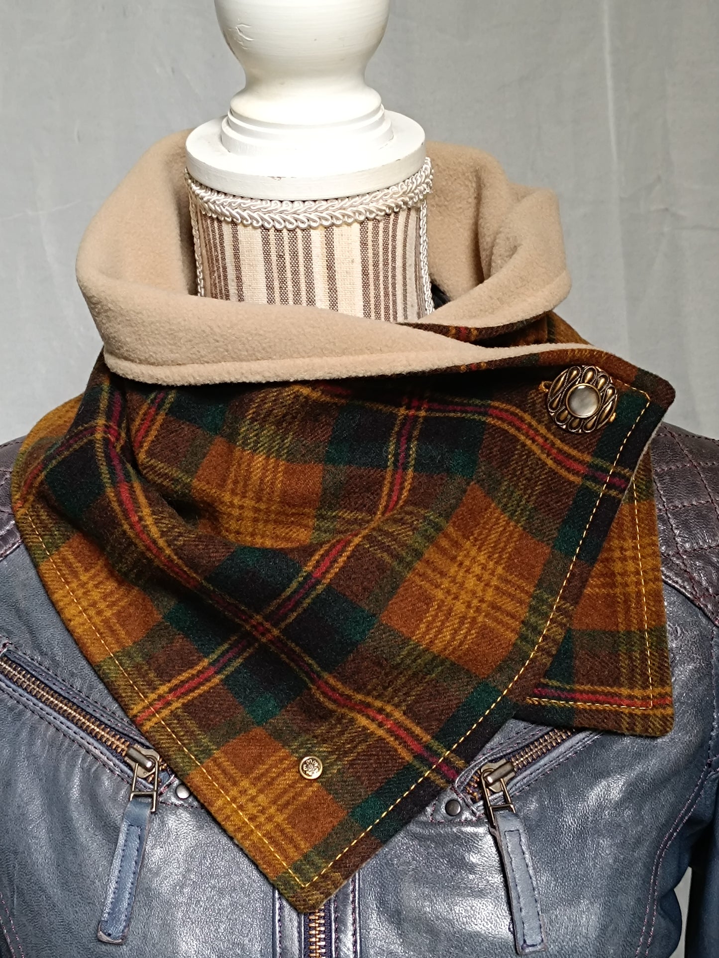 Tour de cou écharpe boutonnière tartan lainage doublé polaire beige et bouton de collection métal et nacre