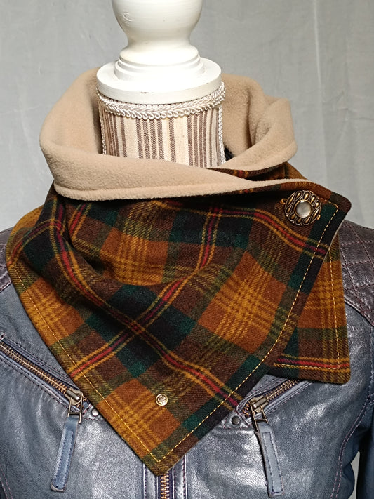 Tour de cou écharpe boutonnière tartan lainage doublé polaire beige et bouton de collection métal et nacre