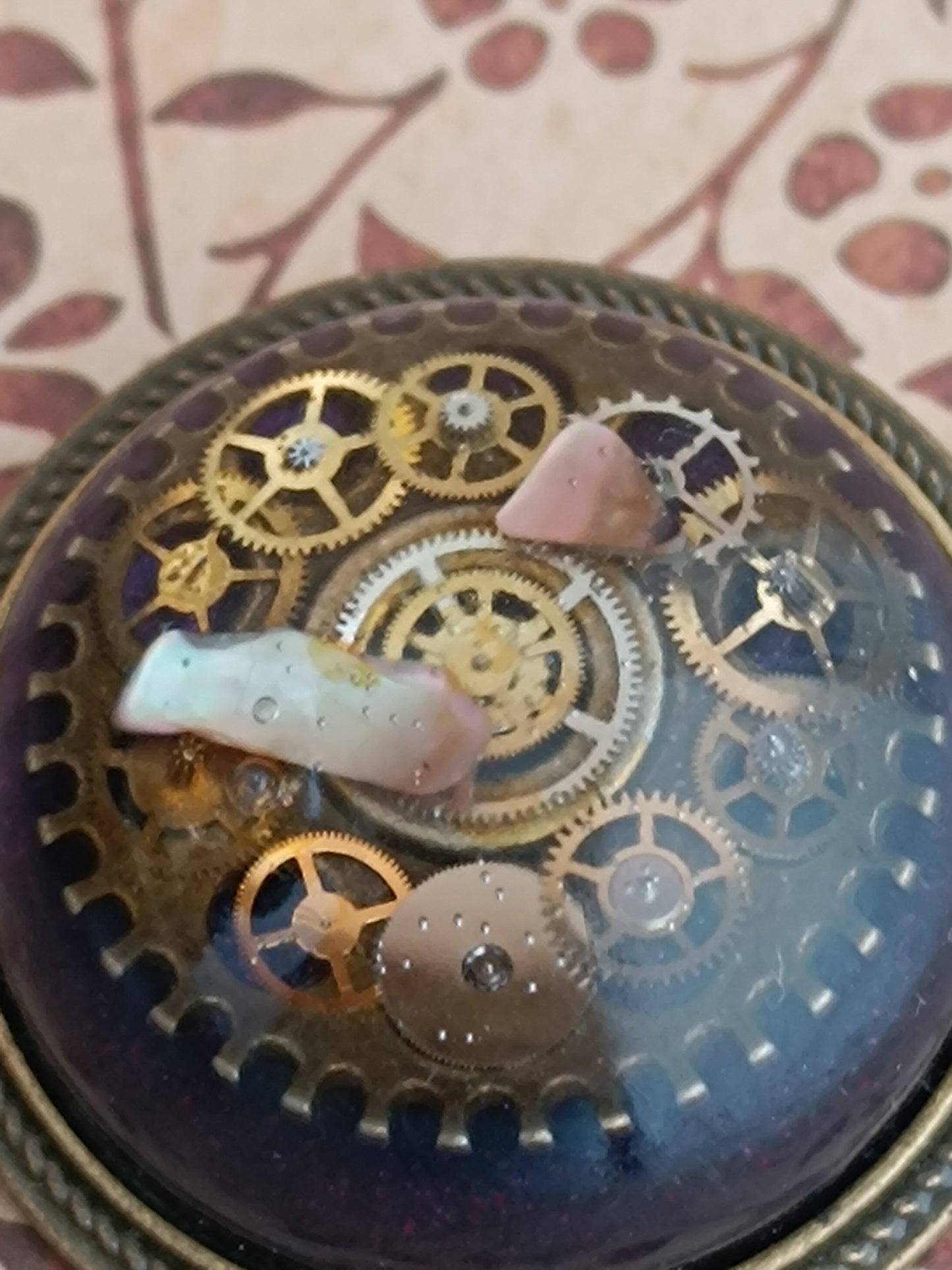 broche dôme de résine époxy et nacre Steampunk