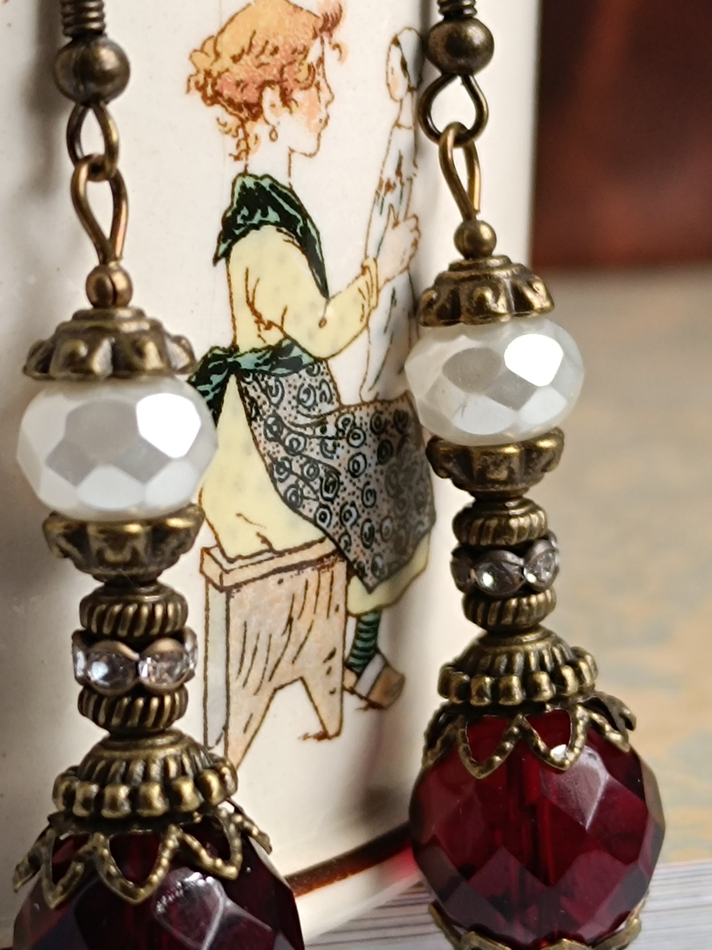 Boucles d'oreilles pendantes artisanales – Perles facettées rouges et blanches, métal bronze antique filigrané