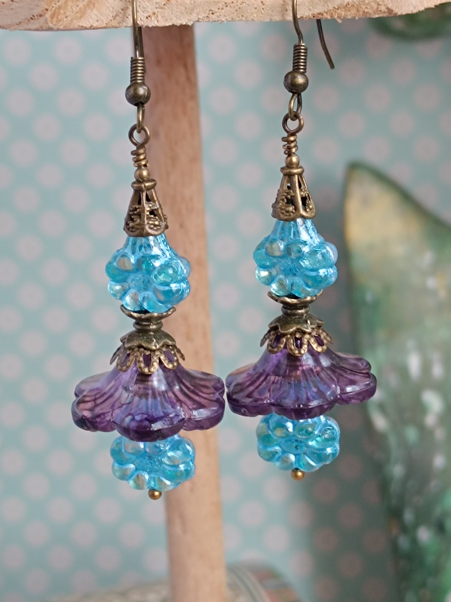 Boucles d'oreilles Fleurs Clochettes Lucite Vintage et Fleurets Verre Tchèque Bleus Bijou Bohème