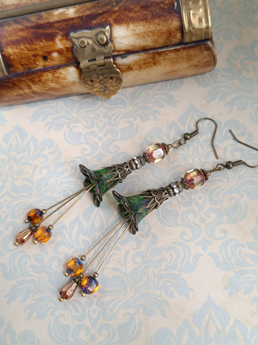 Boucles d’oreilles pendantes “Fleurs Féeriques” – Vert mousse & ambre