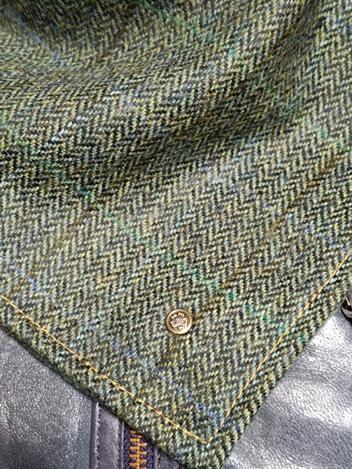 Écharpe Tour de Cou Boutonné en Tweed Celtique – Chaleur, Caractère & Déclaration de Style