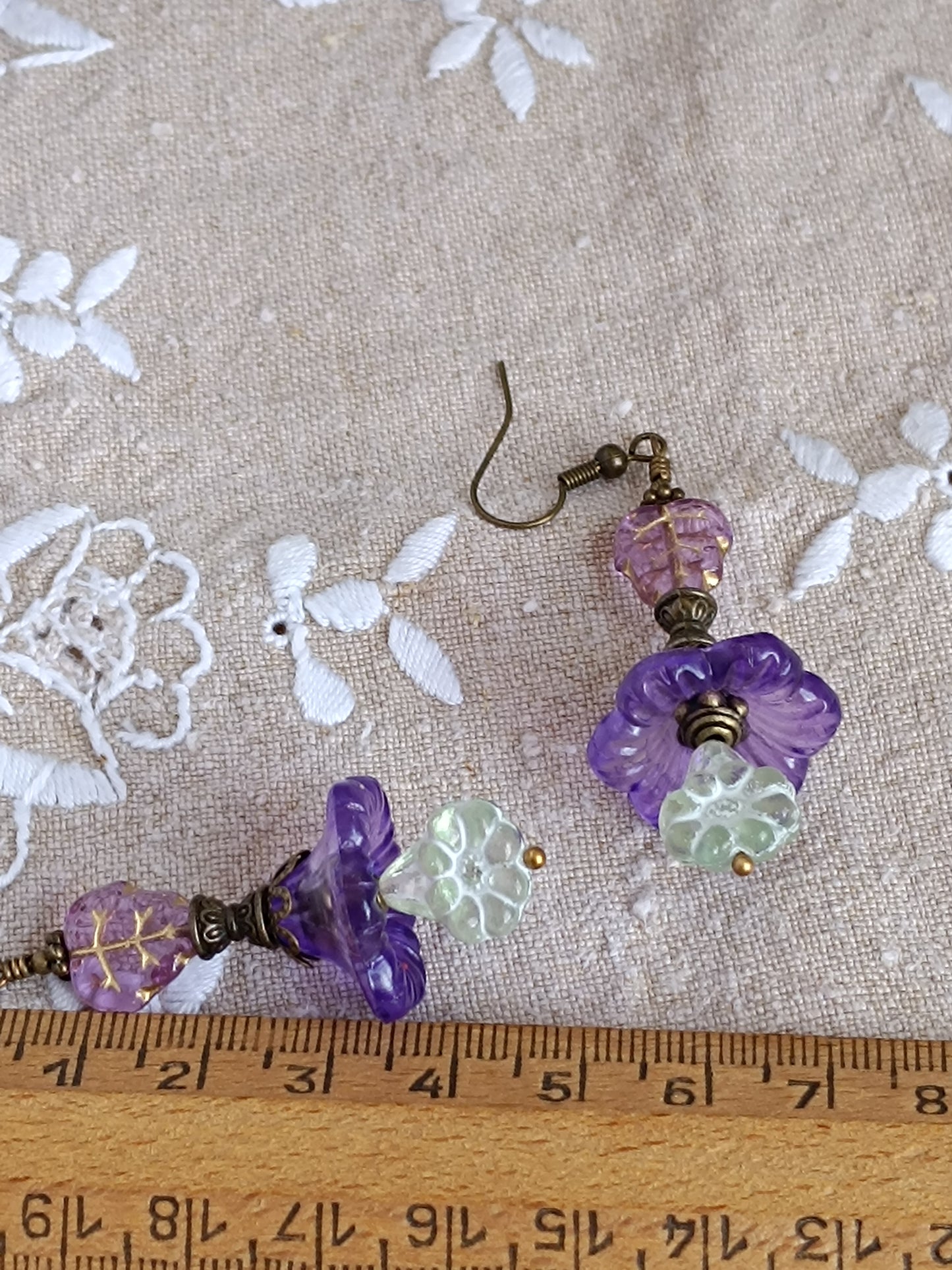 Boucles d'oreilles fleurs féeriques fleurets verts et feuilles roses
