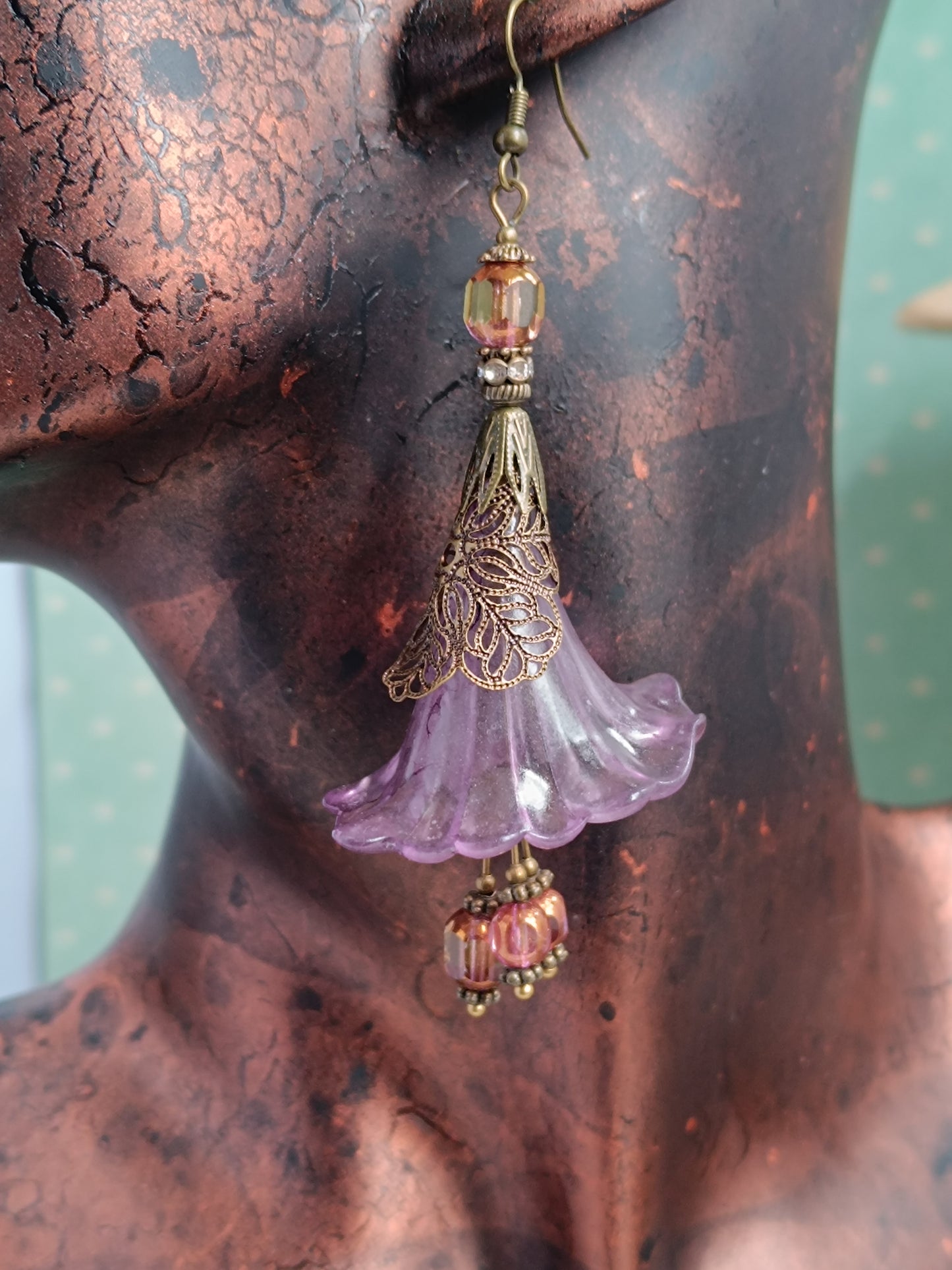 Boucles d'oreilles pendantes  grandes fleurs féeriques bronze - Perles de verre tchèque