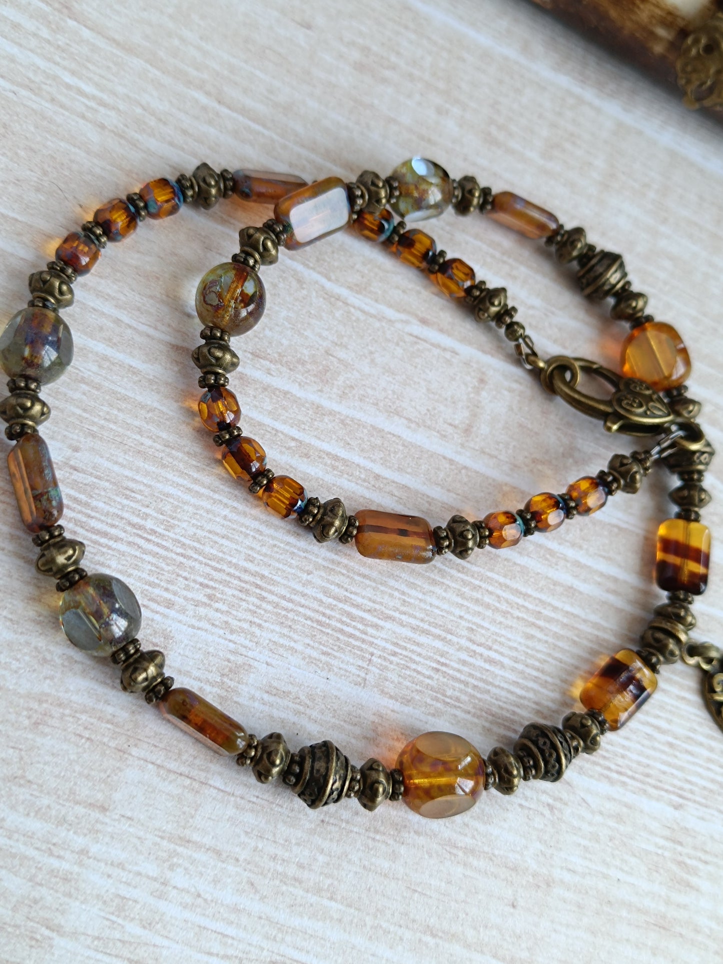 Collier artisanal câblé – Style bohème mystique corbeau
