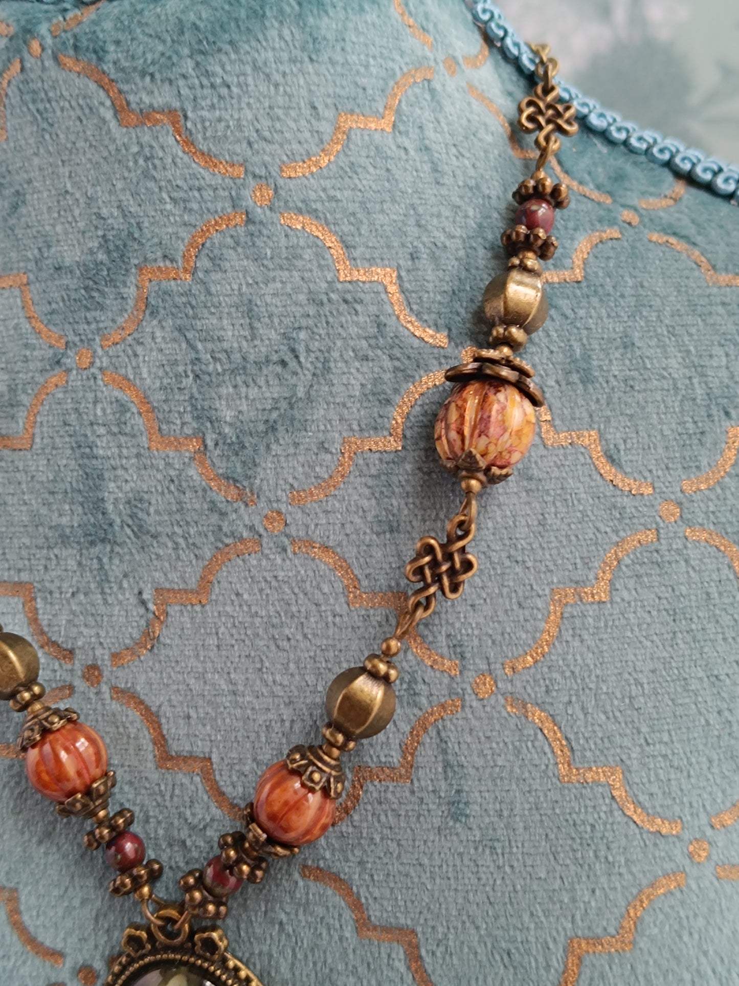 Collier Chapelier Fou Alice - Cabochon Bronze Gothique