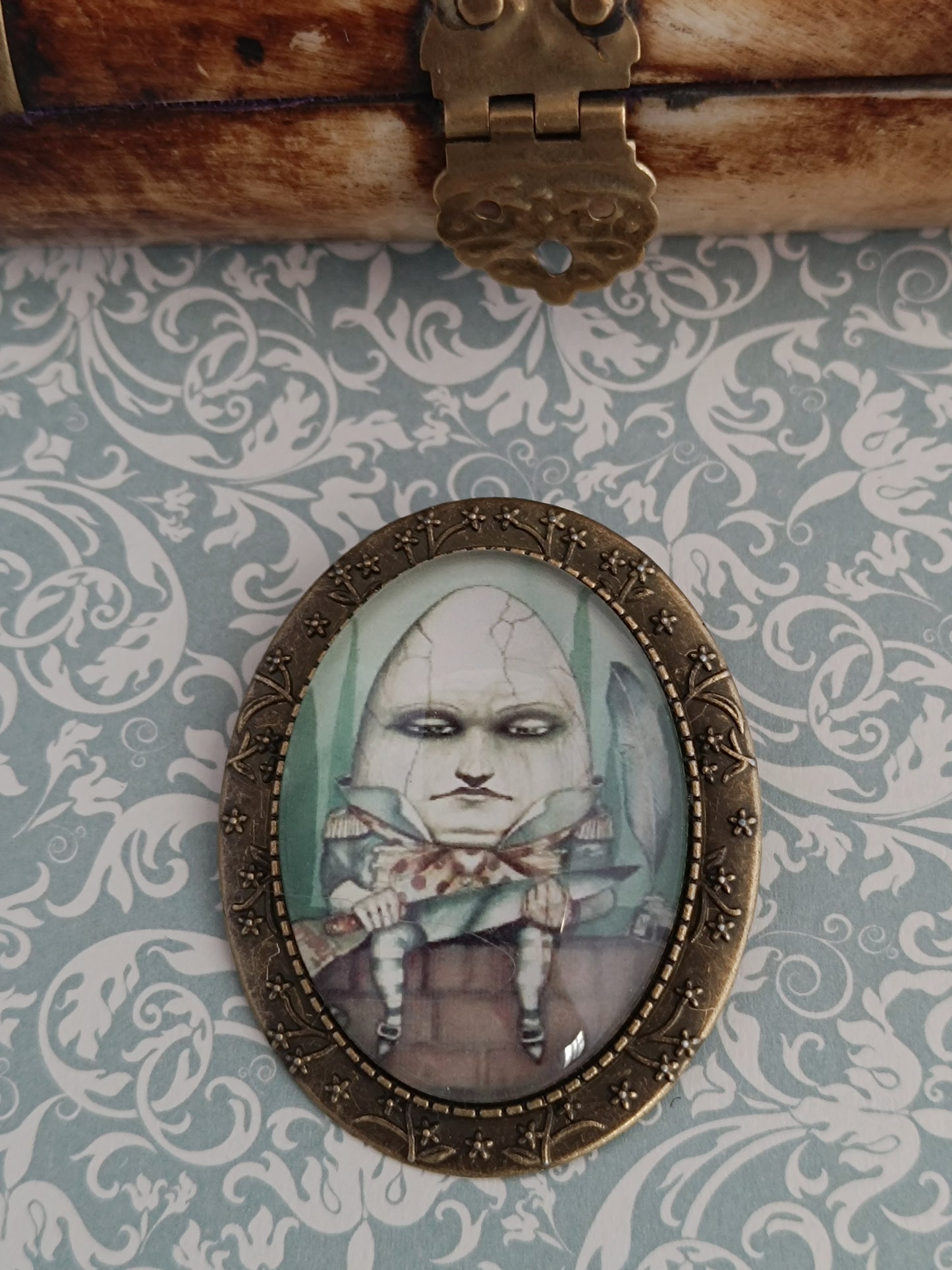 Broche Humpty Dumpty Alice - Cabochon Bronze Vintage
