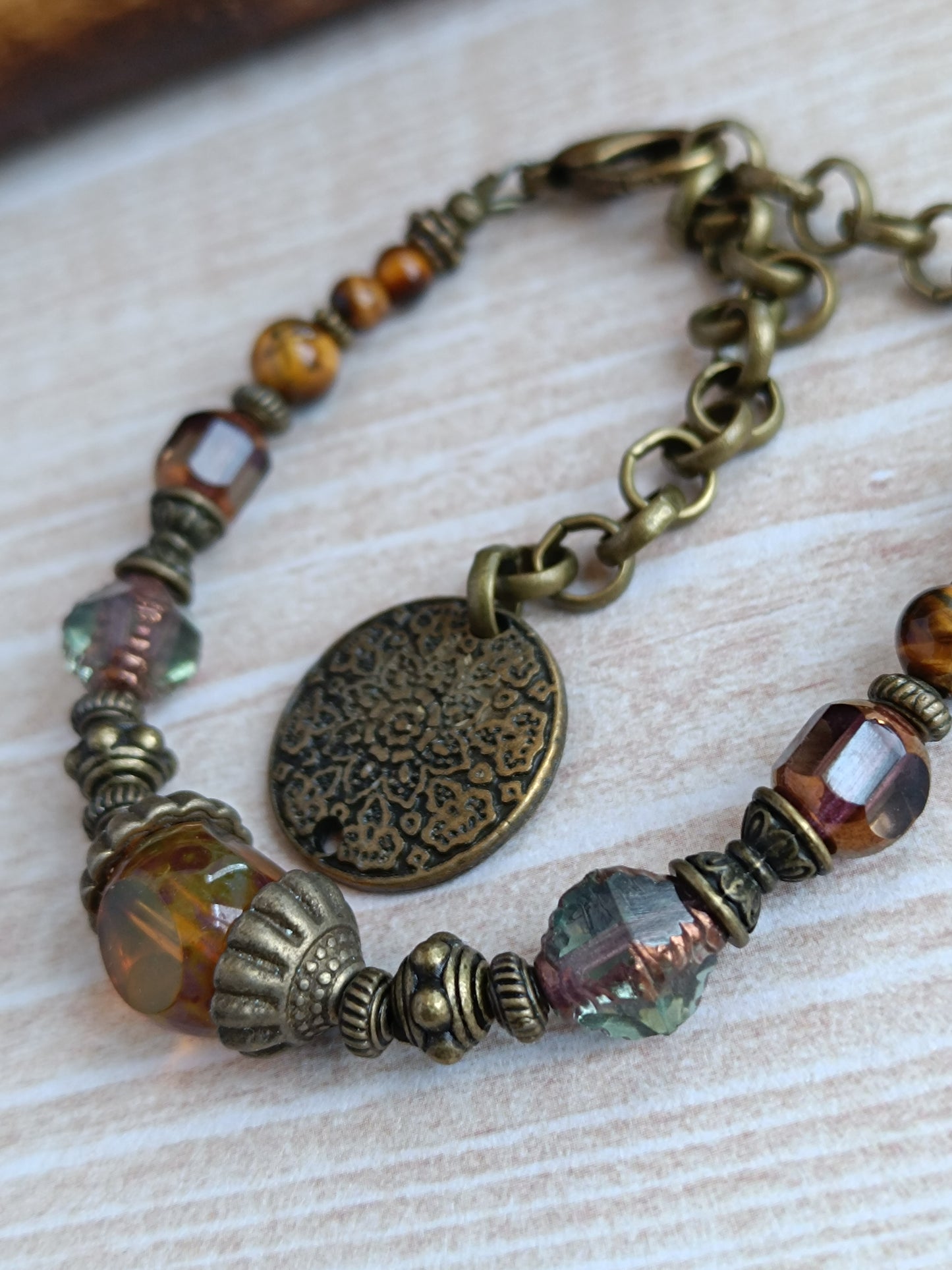 Bracelet Bohème – Œil de Tigre & Verre Tchèque