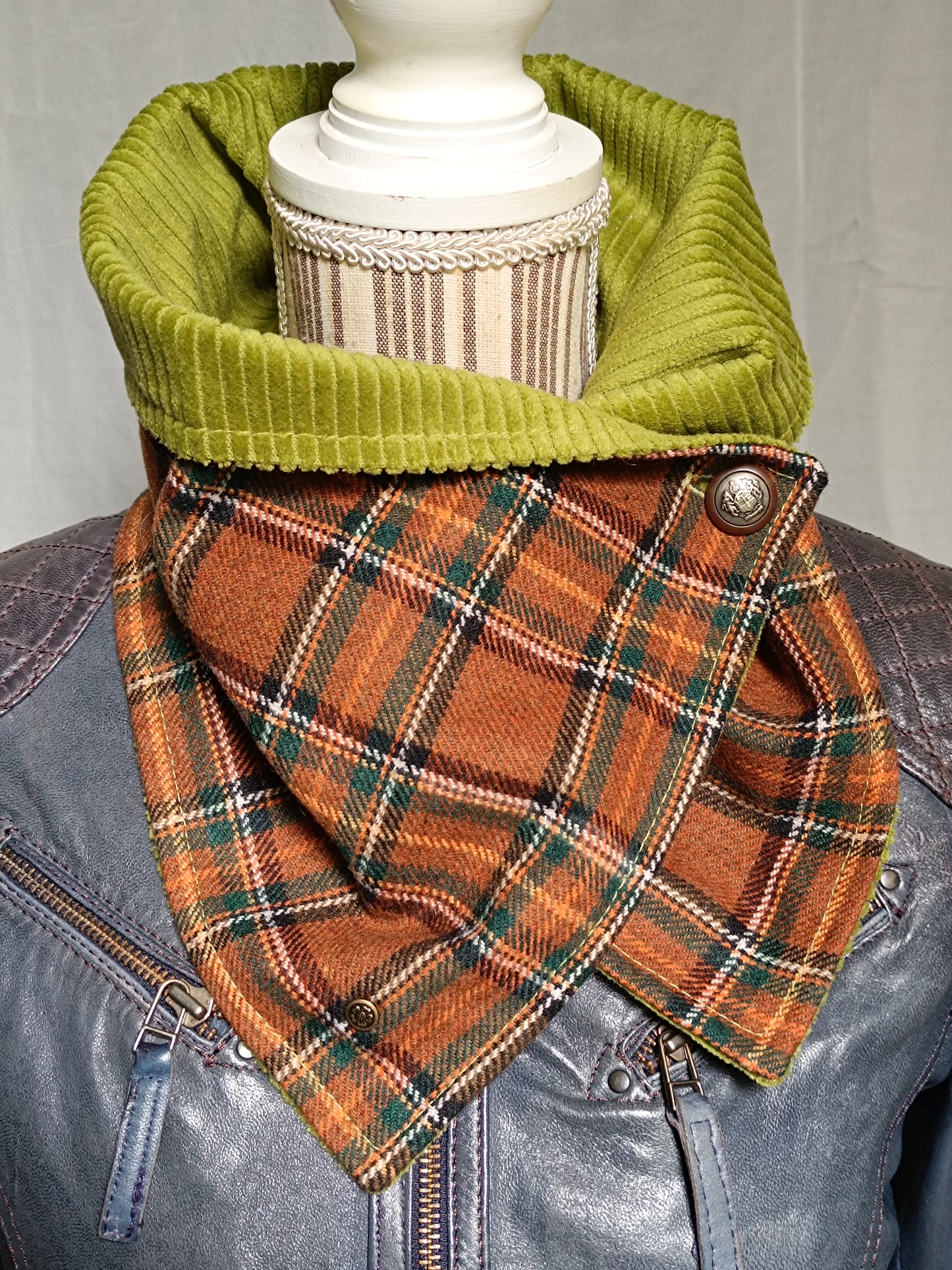 Tour tartan écossais lainage marron doublé velours vert et bouton ancien