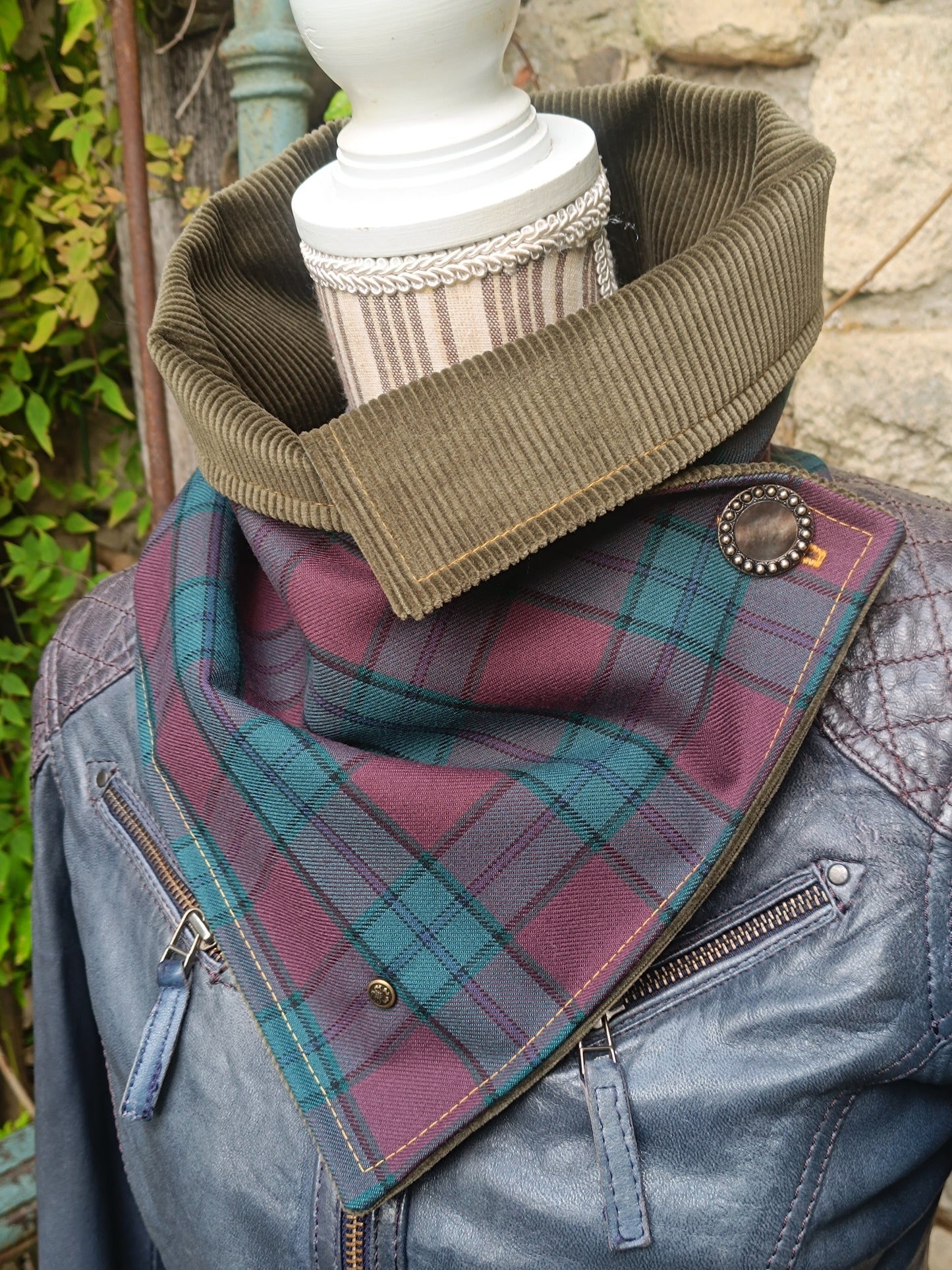 Écharpe boutonnée tour de cou tartan doublé bel côtelé et bouton vintage nacre et métal