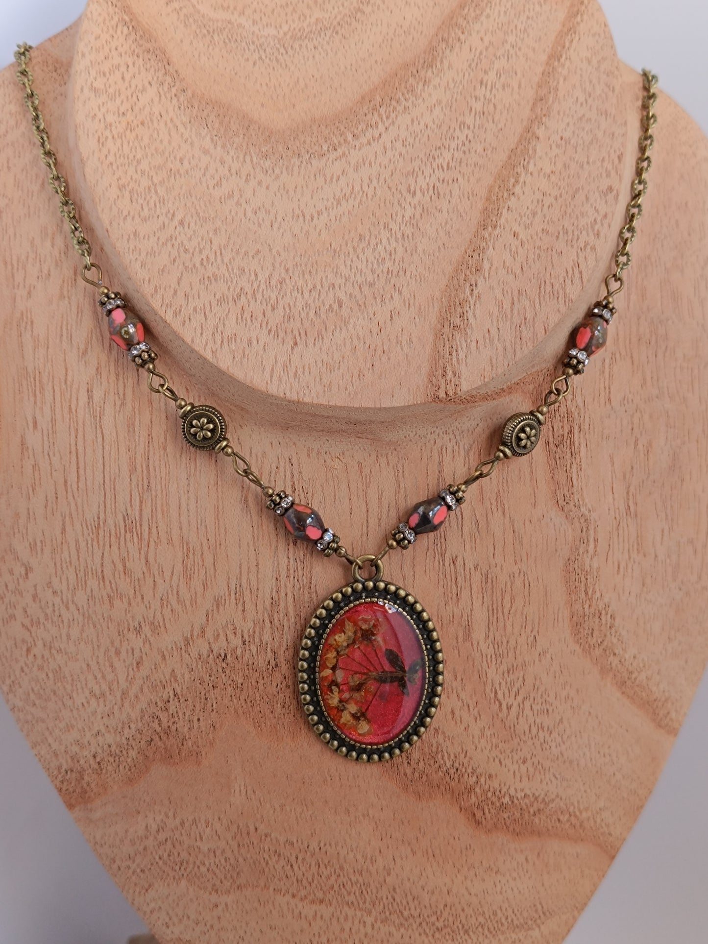 Pendentif Botanique Dark Floral Fleurs Séchées Résine Bronze Antique Pièce Unique