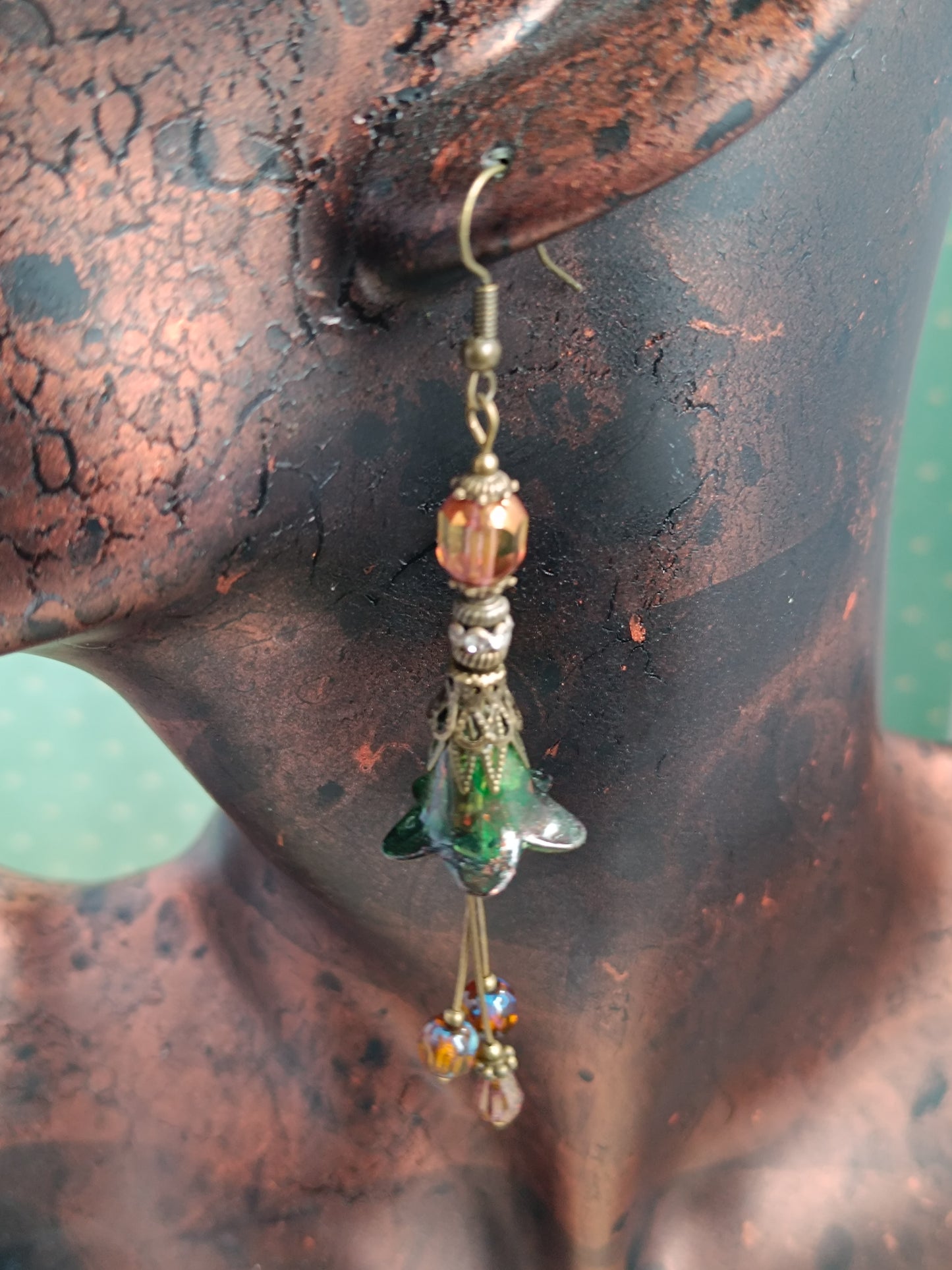 Boucles d’oreilles pendantes “Fleurs Féeriques” – Vert mousse & ambre