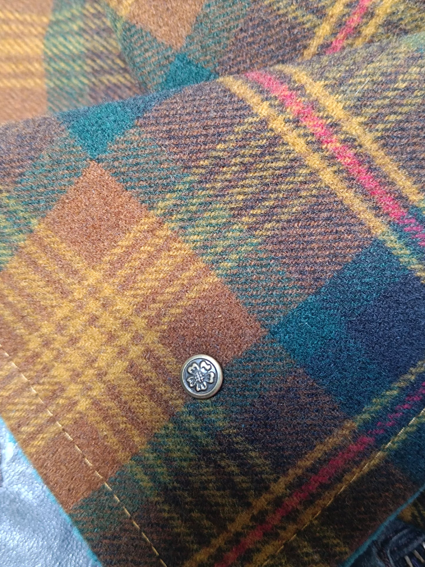 Tour de Cou Boutonné en Tartan Celtique Étreinte Textile & Poésie de Saison