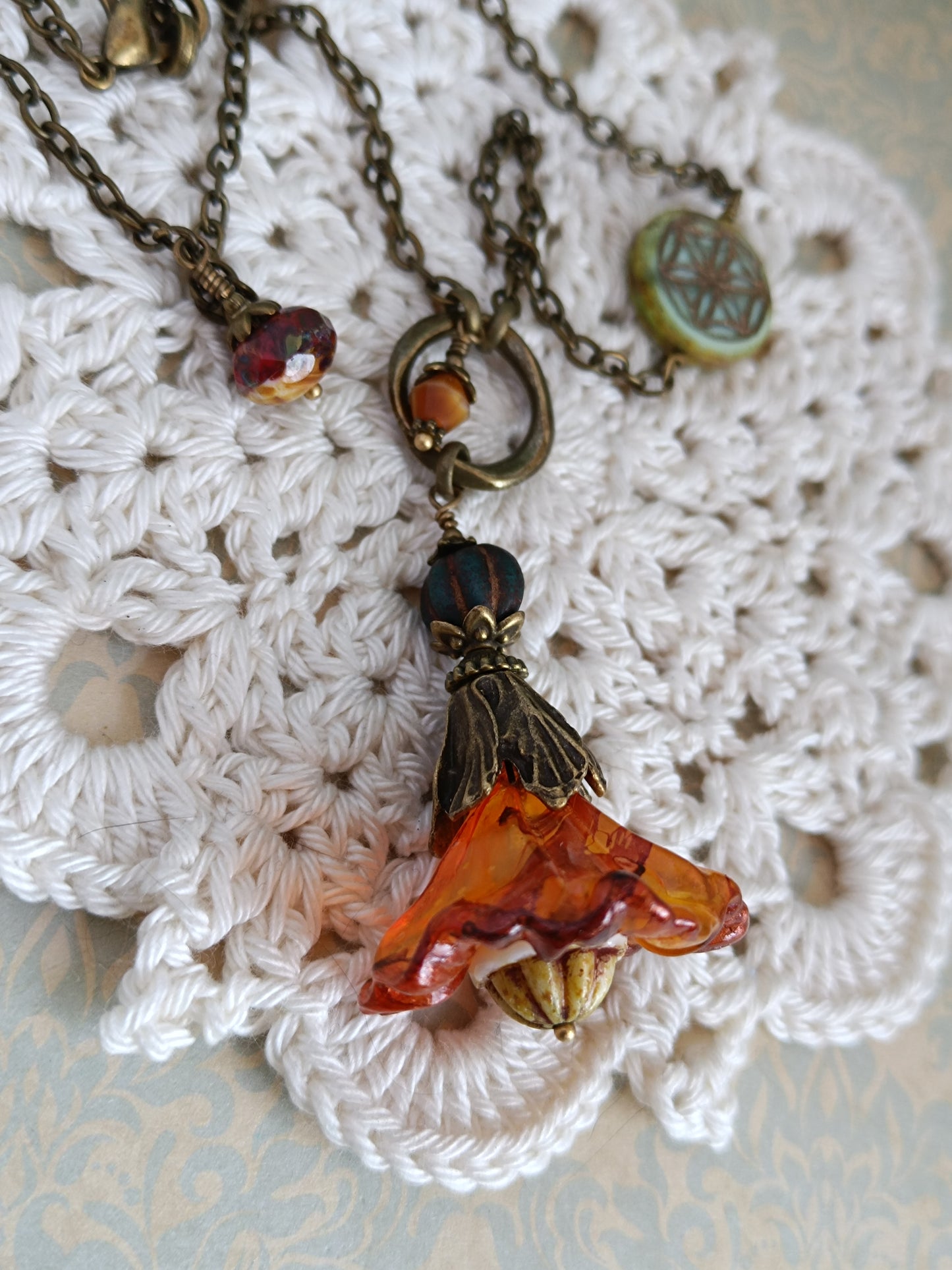 Sautoir Fleur de Vie - Lucite Vintage Perles Tchèque Bronze