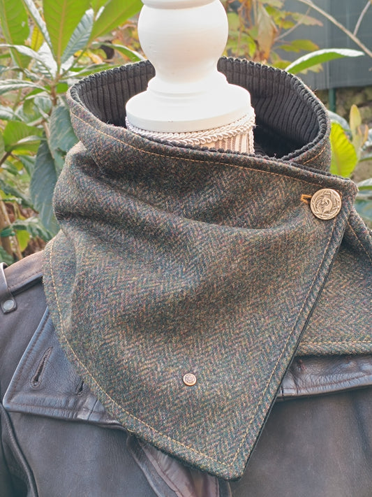 Tour de cou asymétrique en tissu à chevrons, doublé velours côtelé vert sombre. Fermeture par un bouton vintage dragon. Création artisanale unique, chaude et élégante pour l’hiver. Style bohème chic ou urbain raffiné. Accessoire fait main idéal comme cadeau spécial, disponible dans notre boutique française.