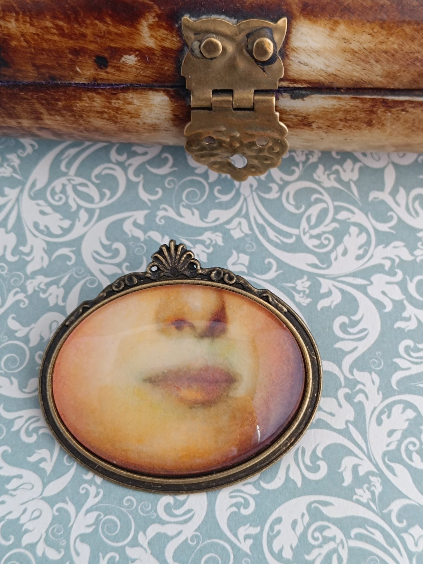 Broche cabochon verre bouche, original style cabinet de curiosités victorien