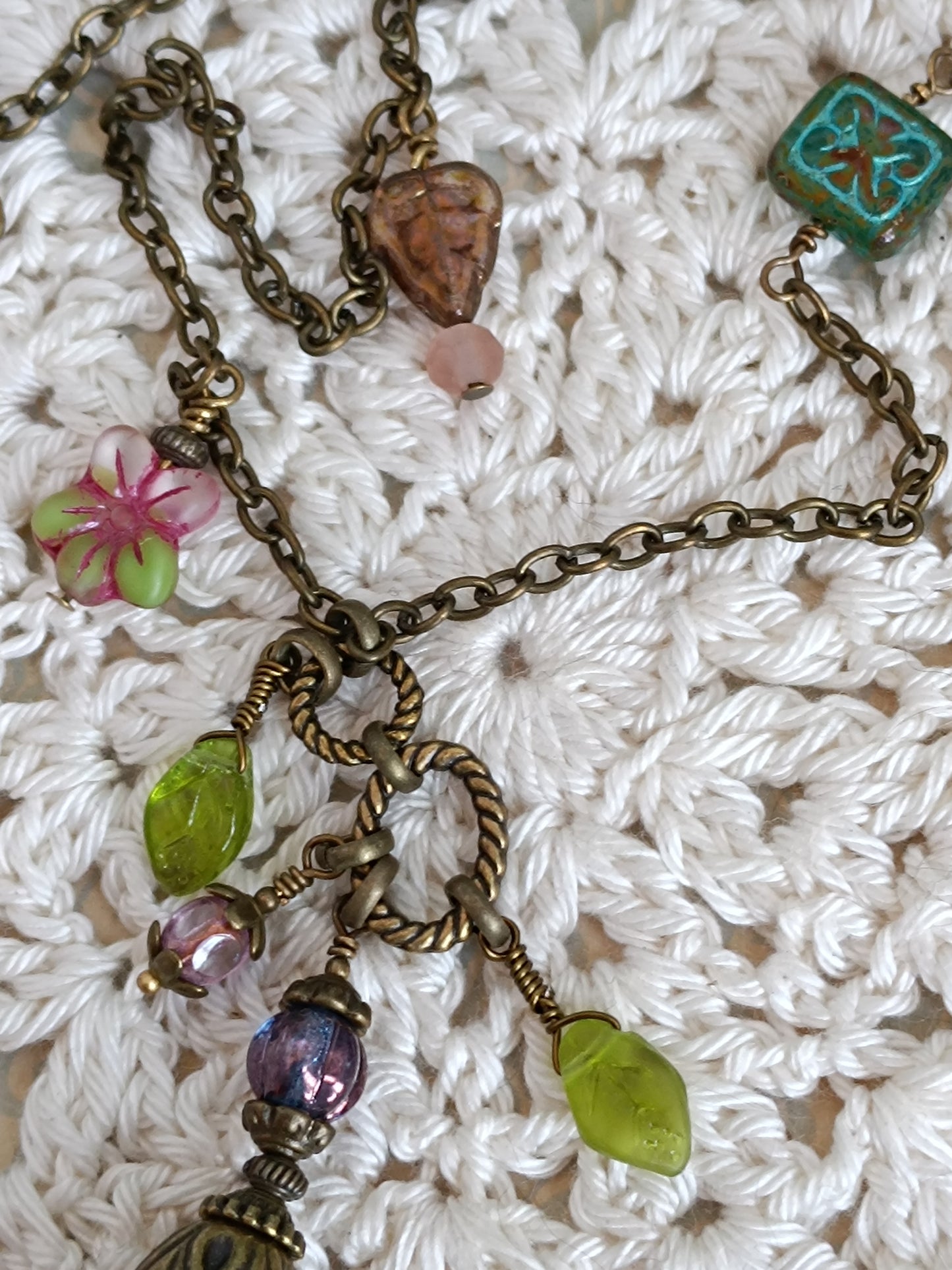 Sautoir Fleurs Féeriques - Lucite Vintage Perles Tchèque Bronze