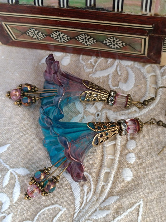 Boucles d'oreilles fleurs féeriques XXL lucite peintes main perles verre tchèque artisanales françaises