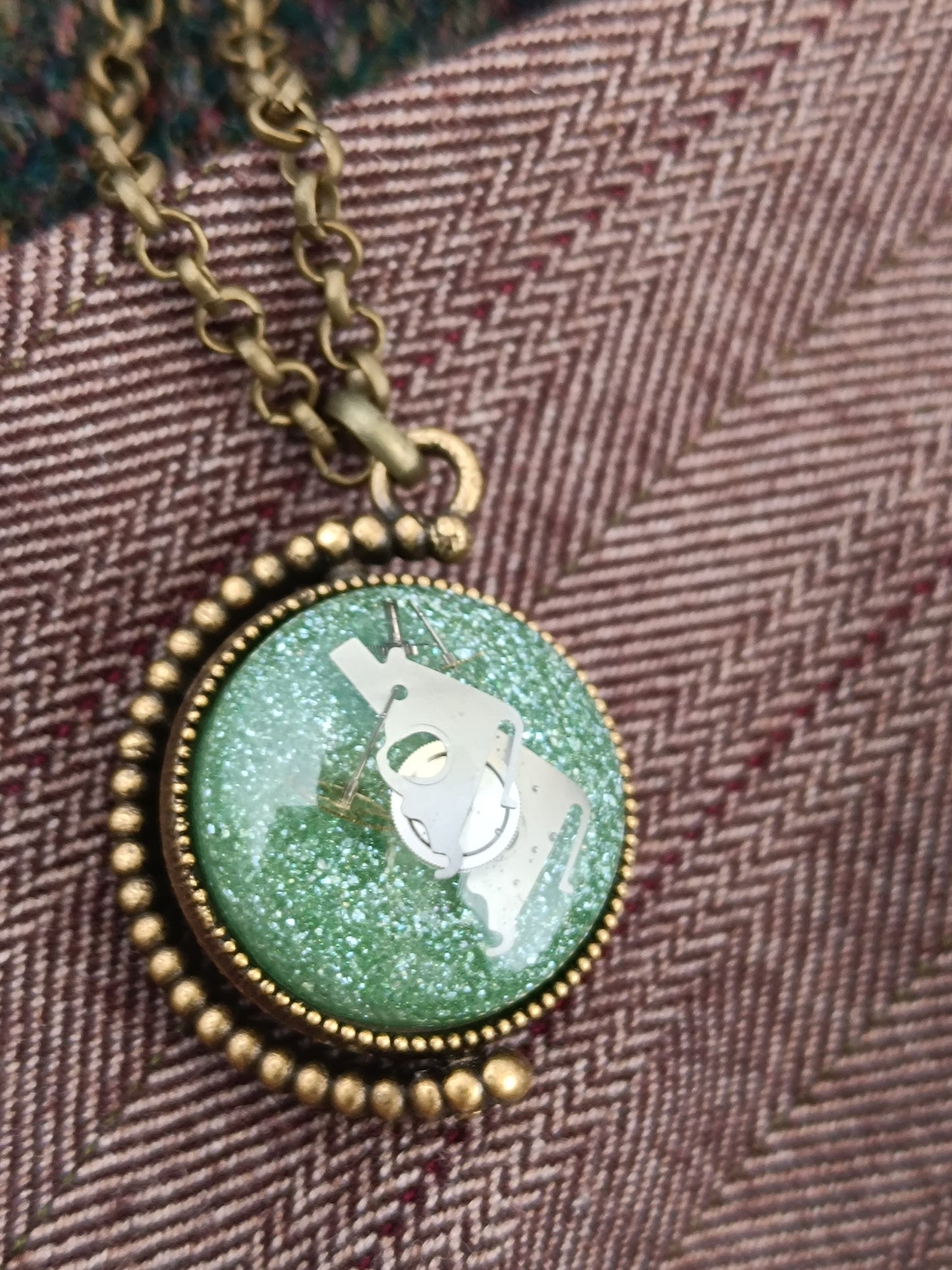 Collier sautoir chaîne steampunk pendentif mappemonde pivotant