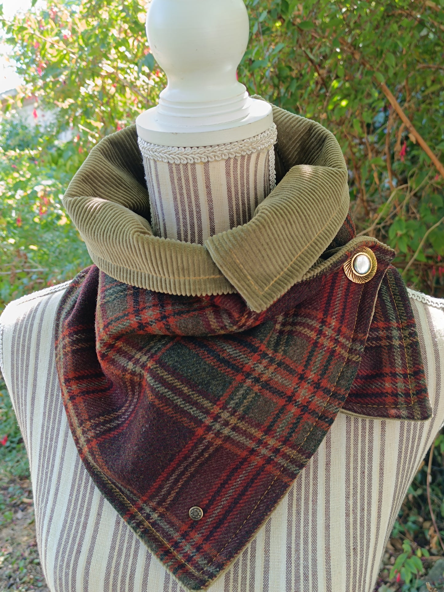 Tour de cou tartan écossais doublé velours côtelé bouton vintage métal nacre