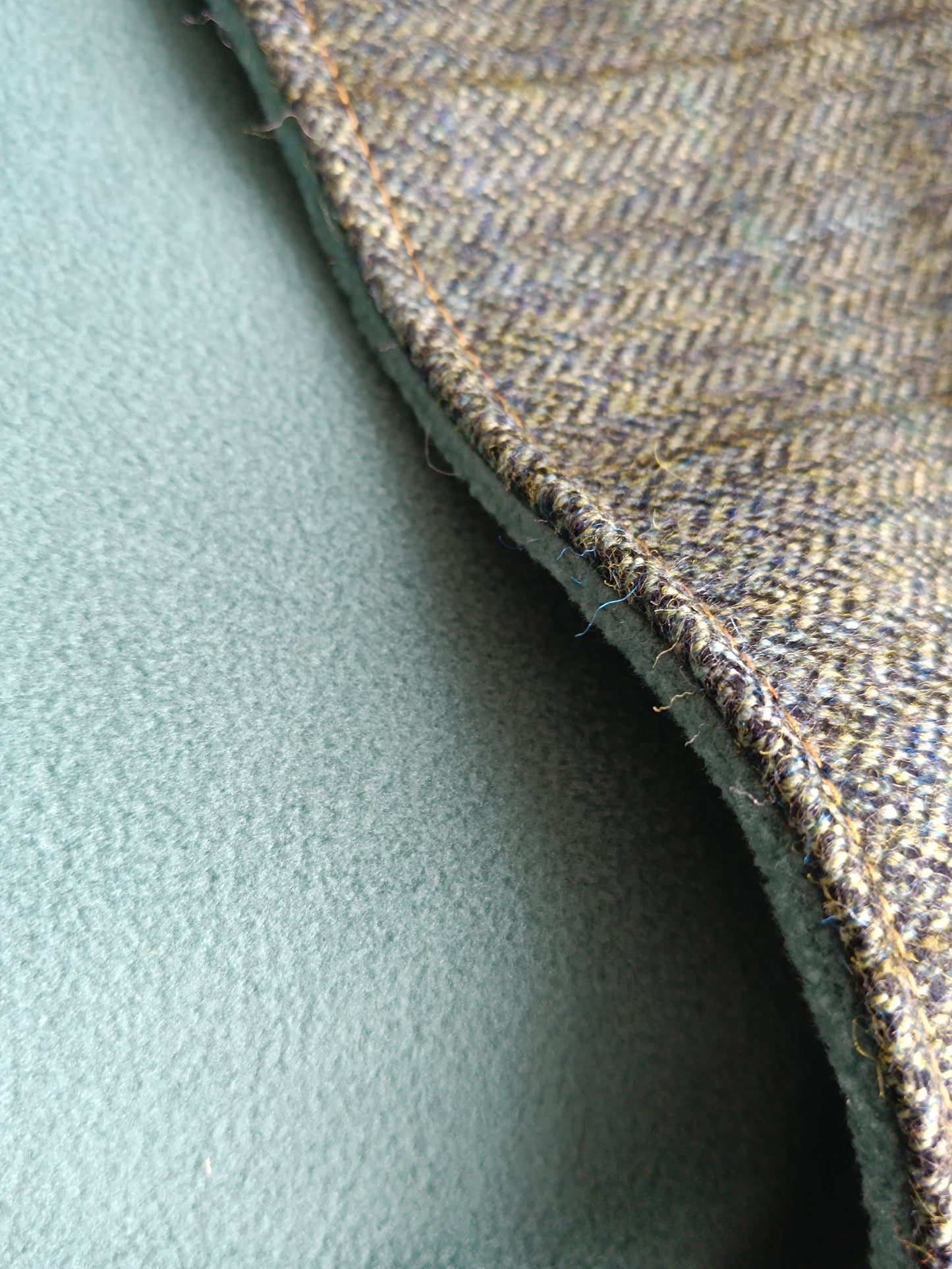 Écharpe Tour de Cou Boutonné en Tweed Celtique – Chaleur, Caractère & Déclaration de Style