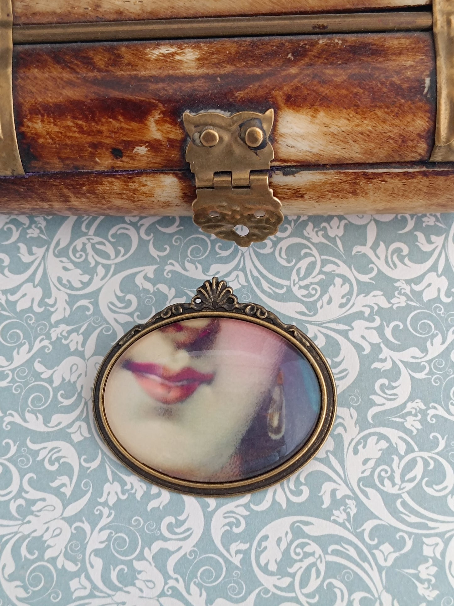 Broche cabochon verre bouche, original style cabinet de curiosités victorien