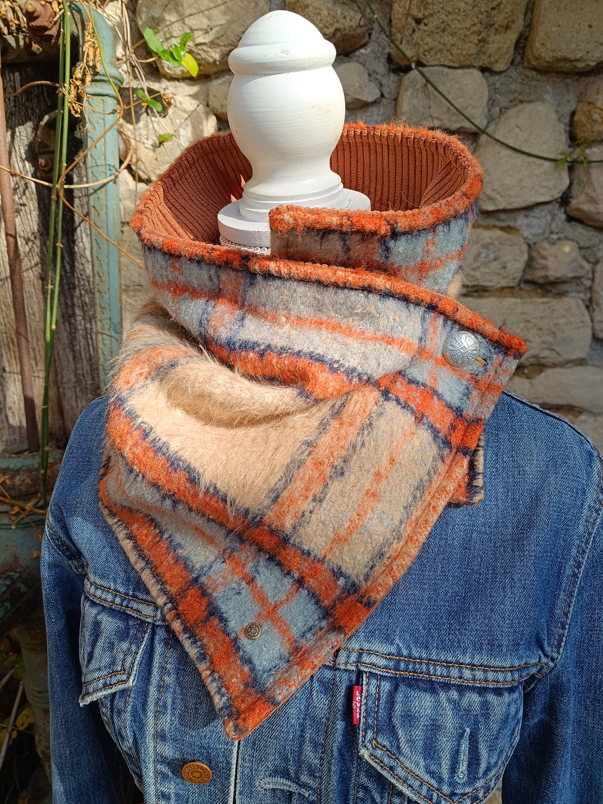 Tour de cou duveteux tartan beige marron et bleu doublé velours bouton celte