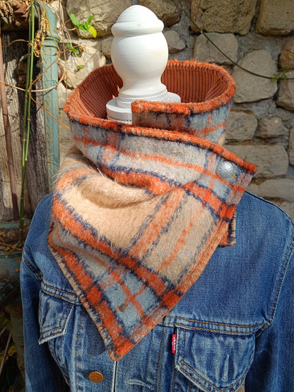 Tour de cou duveteux tartan beige marron et bleu doublé velours bouton celte