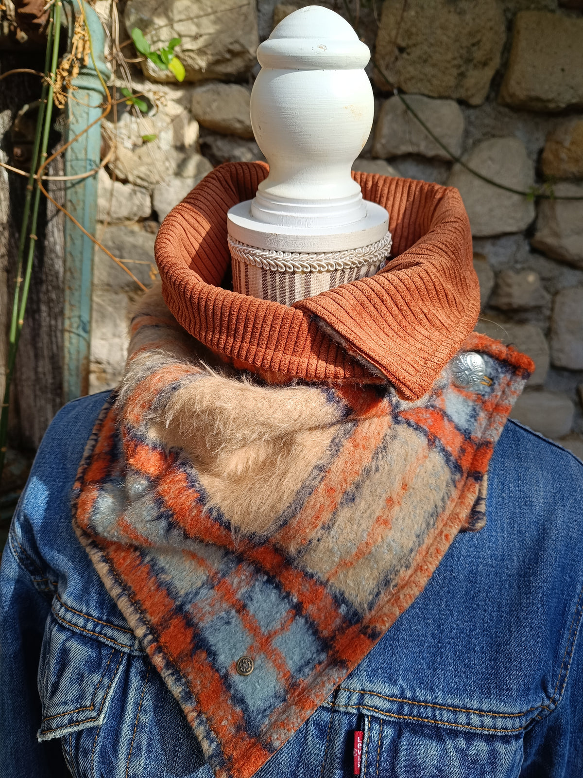 Tour de cou duveteux tartan beige marron et bleu doublé velours bouton celte