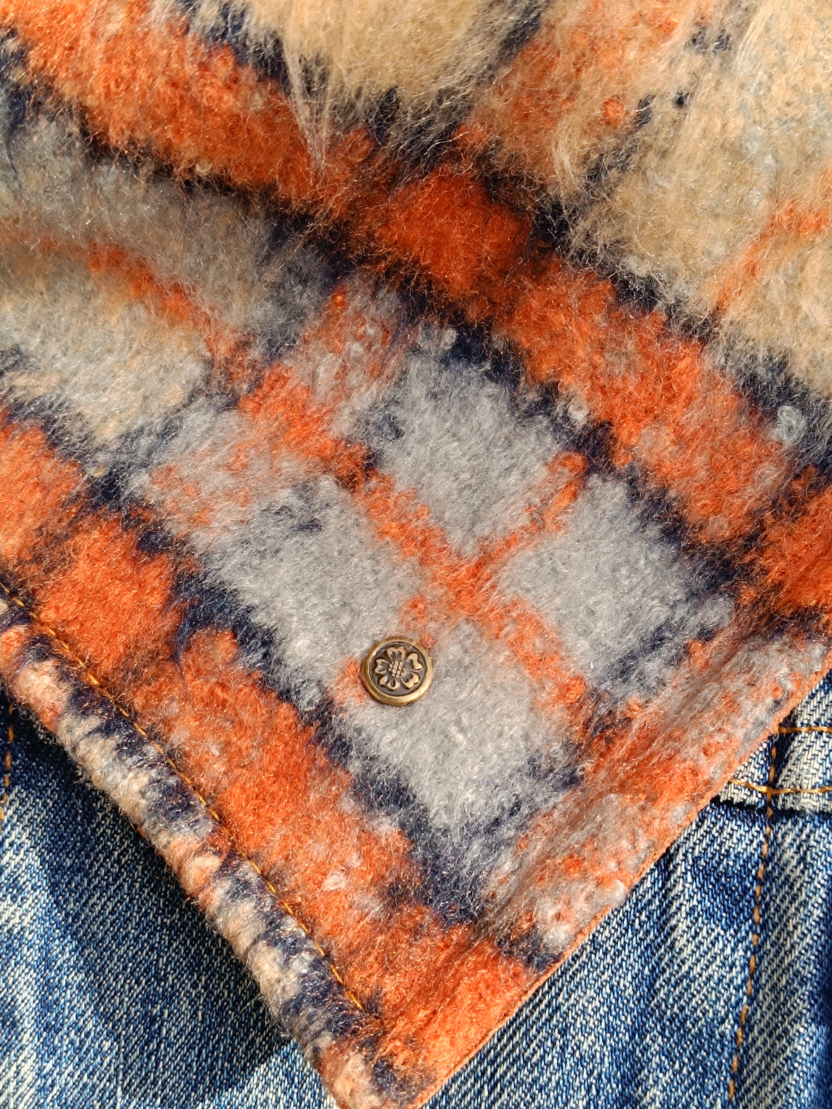 Tour de cou duveteux tartan beige marron et bleu doublé velours bouton celte