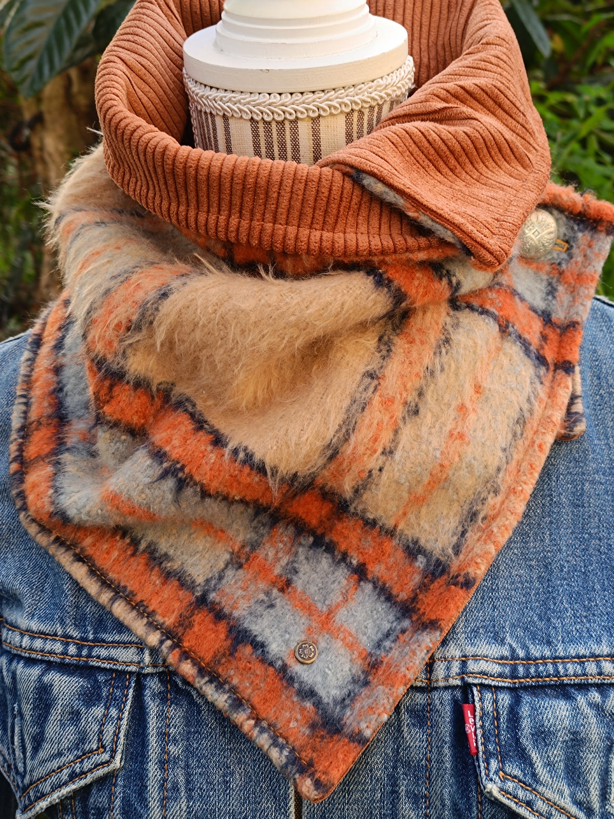Tour de cou duveteux tartan beige marron et bleu doublé velours bouton celte