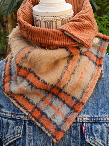 Tour de cou duveteux tartan beige marron et bleu doublé velours bouton celte