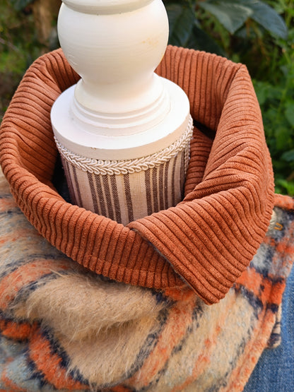 Tour de cou duveteux tartan beige marron et bleu doublé velours bouton celte