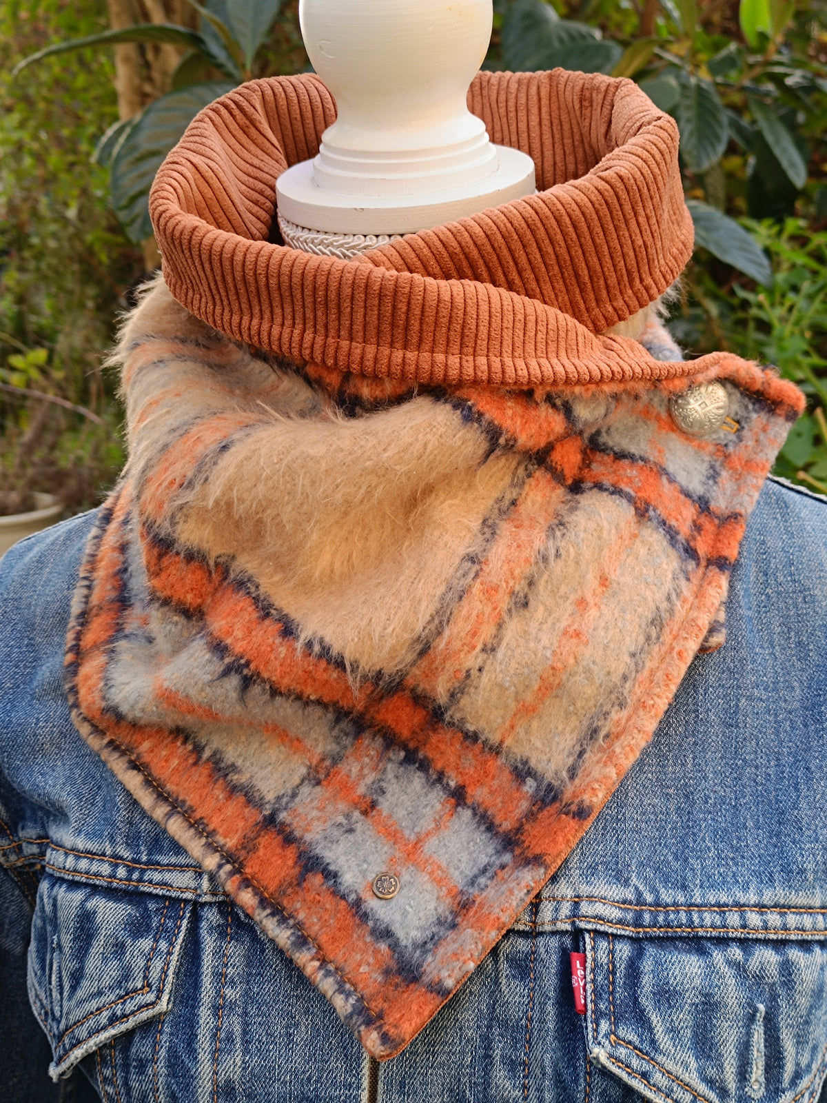 Tour de cou duveteux tartan beige marron et bleu doublé velours bouton celte