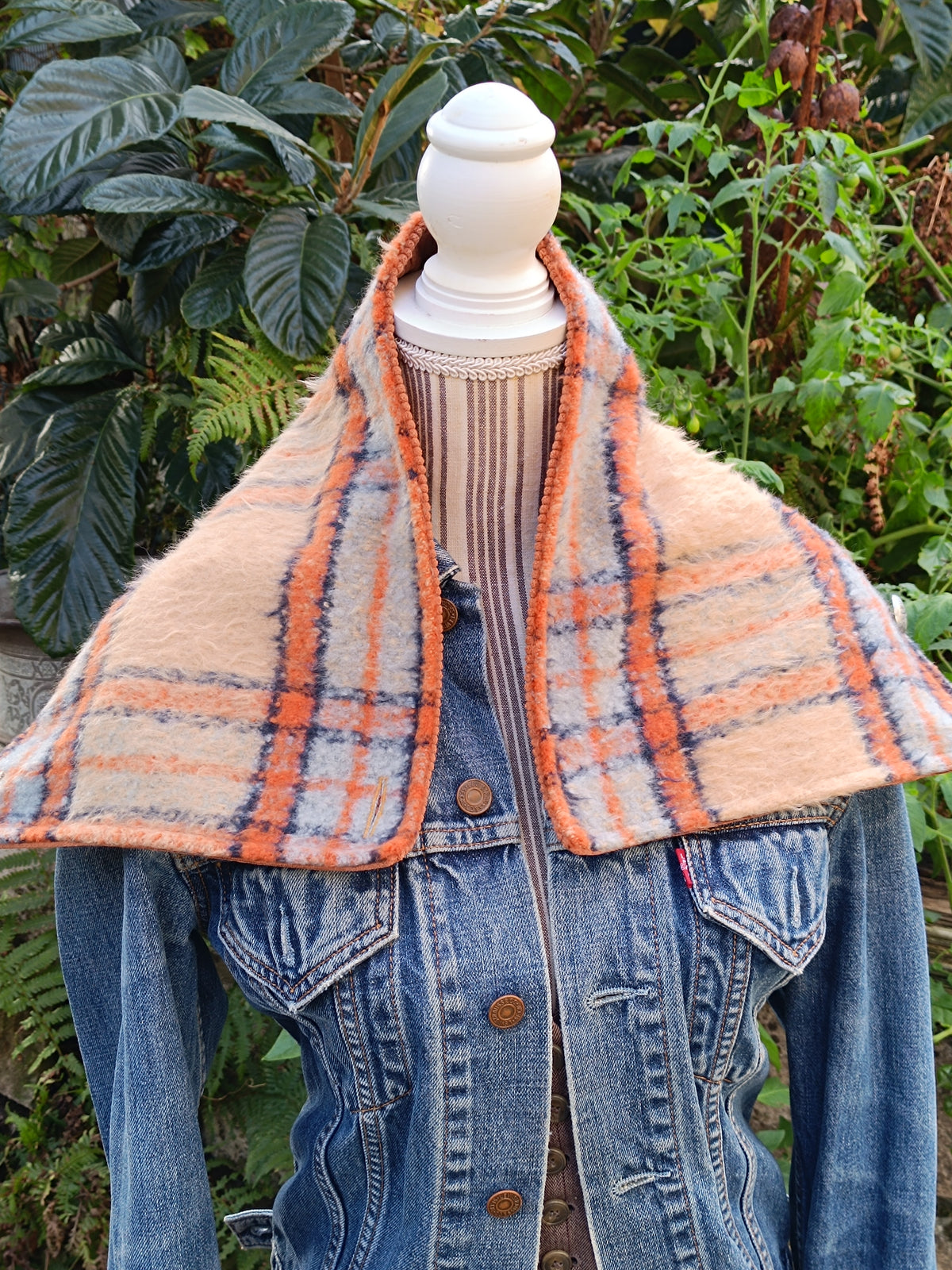 Tour de cou duveteux tartan beige marron et bleu doublé velours bouton celte
