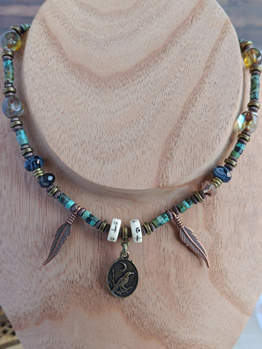 Collier Bohème Ethnique – Pendentif Corbeau Mystique & Perles en Verre Tchèque