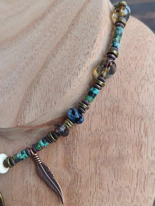 Collier Bohème Ethnique – Pendentif Corbeau Mystique & Perles en Verre Tchèque