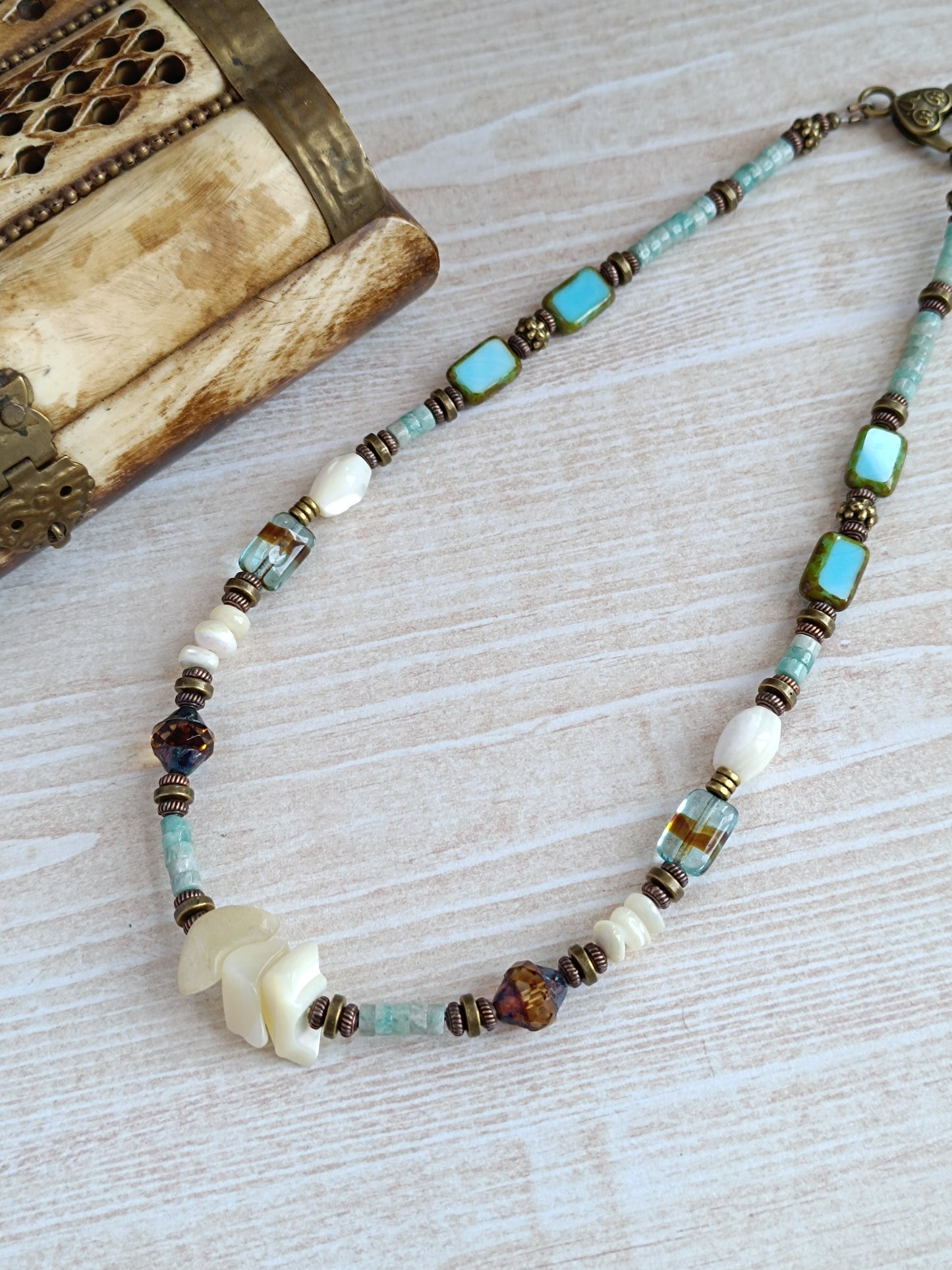 Collier Bohème Ethnique – Nacre Blanche Vintage & Verre Tchèque