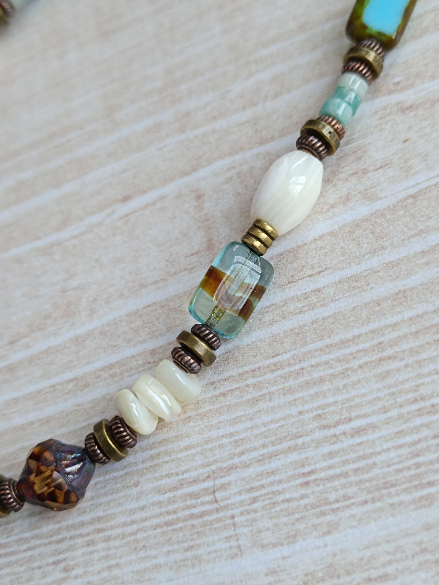 Collier Bohème Ethnique – Nacre Blanche Vintage & Verre Tchèque