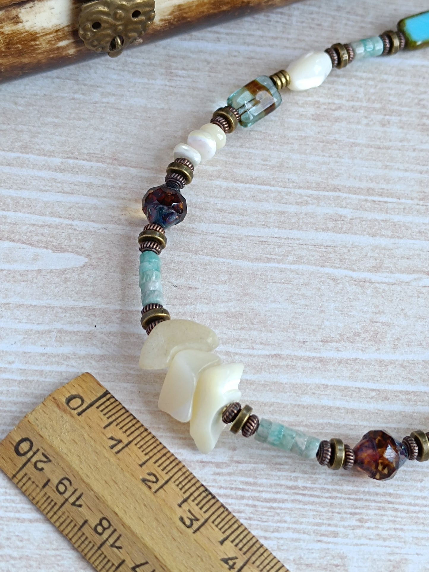 Collier Bohème Ethnique – Nacre Blanche Vintage & Verre Tchèque